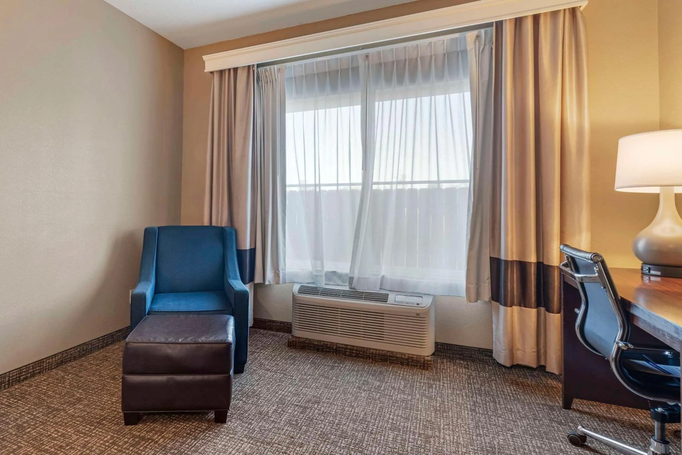 Bedroom in Comfort Inn Lathrop Stockton Airport