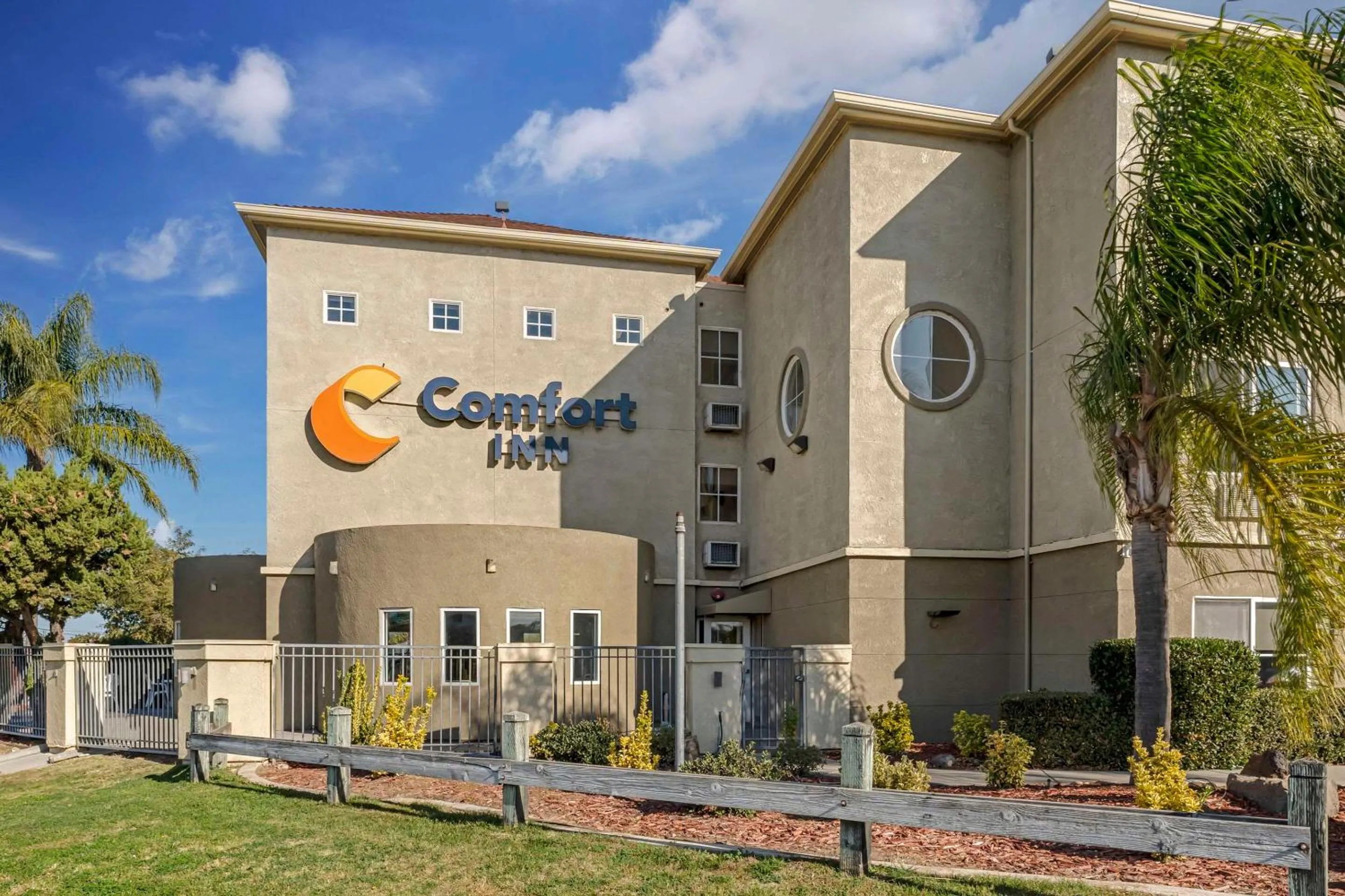 Property building in Comfort Inn Lathrop Stockton Airport