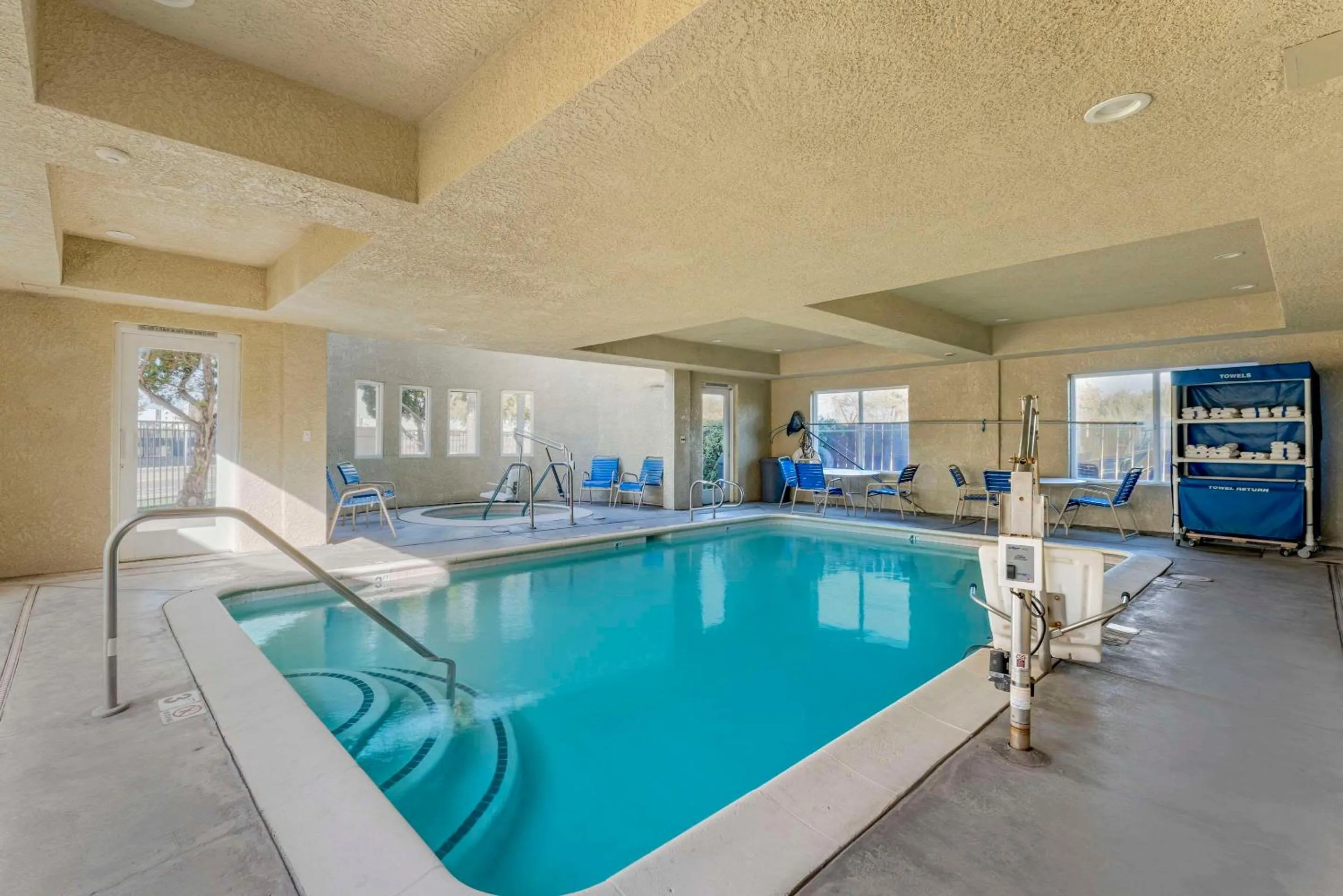 Swimming pool in Comfort Inn Lathrop Stockton Airport