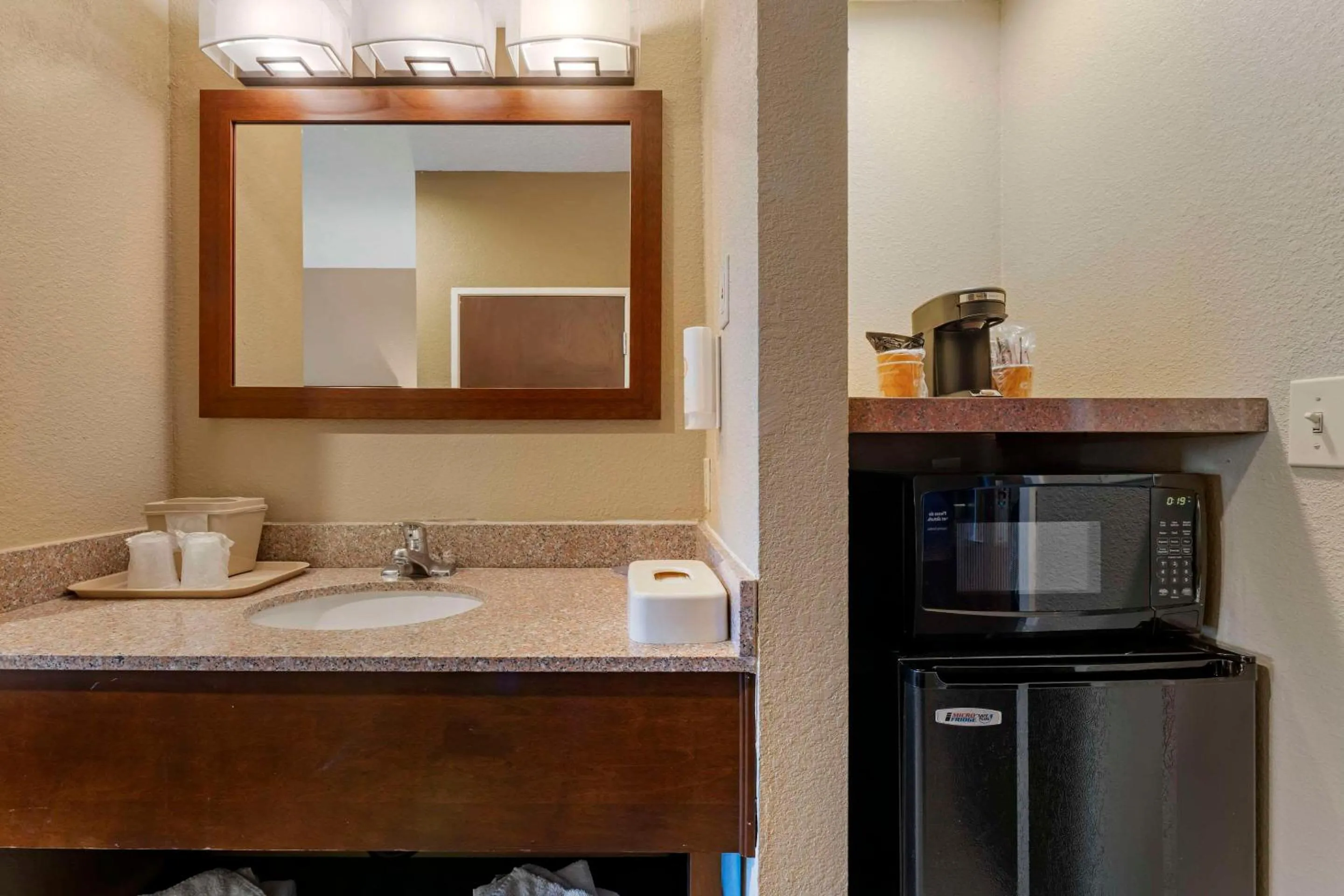 Bedroom in Comfort Inn Lathrop Stockton Airport