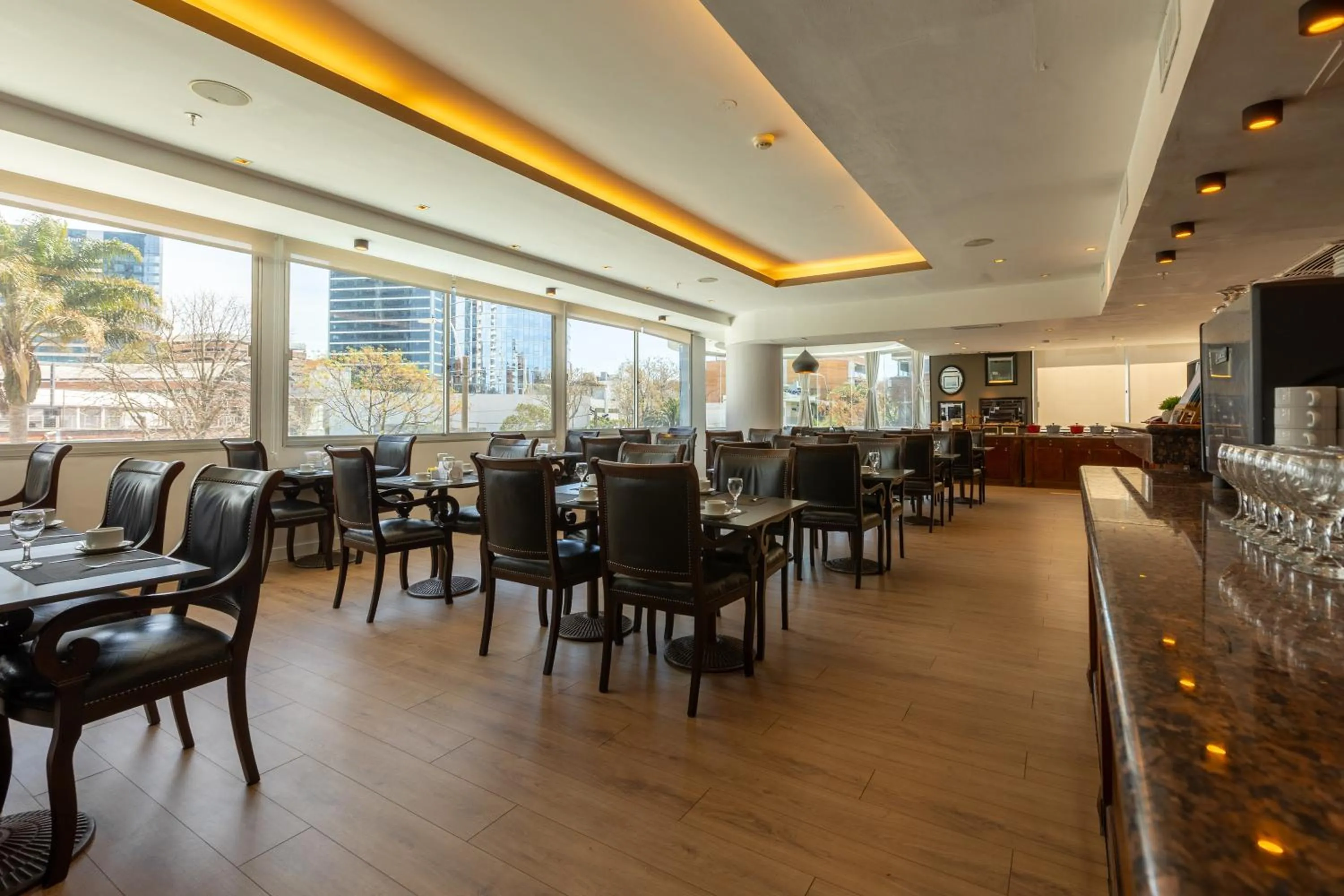 Restaurant/places to eat in Palladium Business Hotel