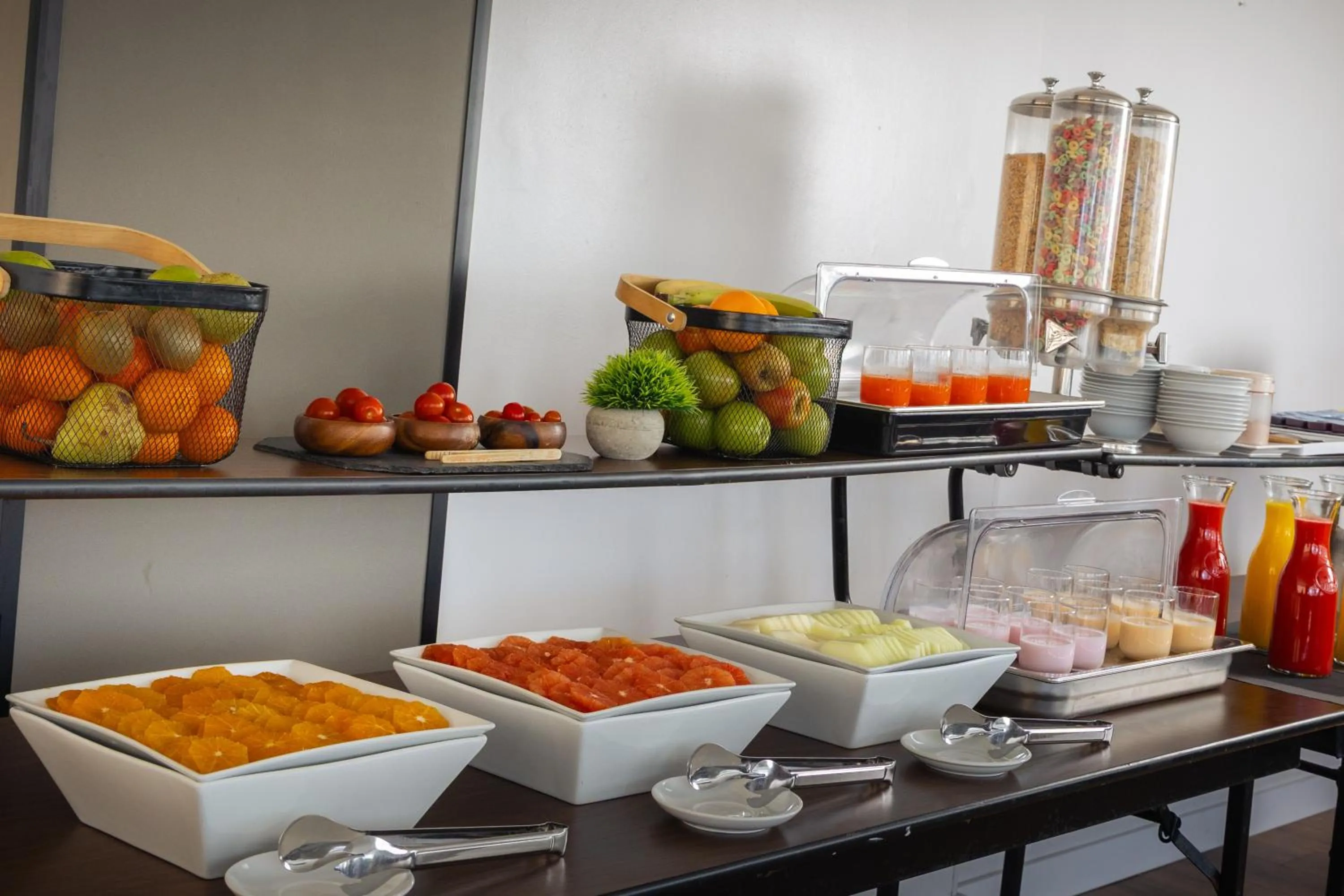 Restaurant/places to eat in Palladium Business Hotel