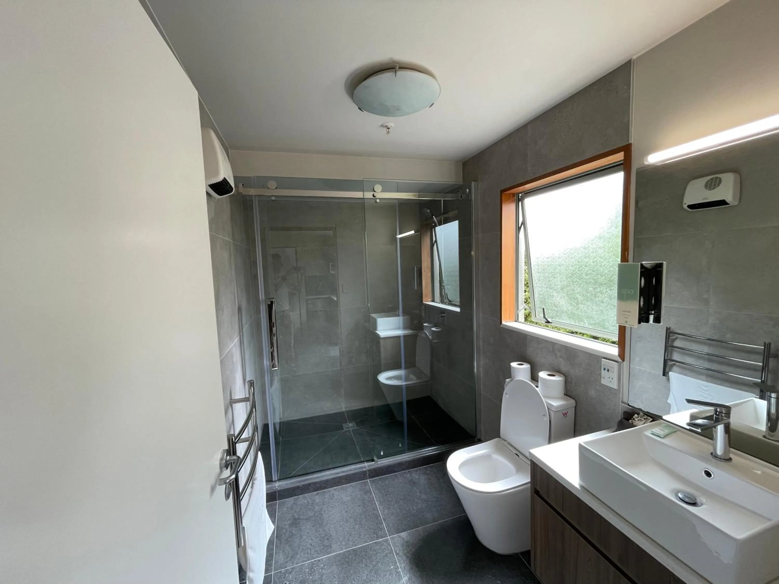 Bathroom in Central Park Motor Lodge