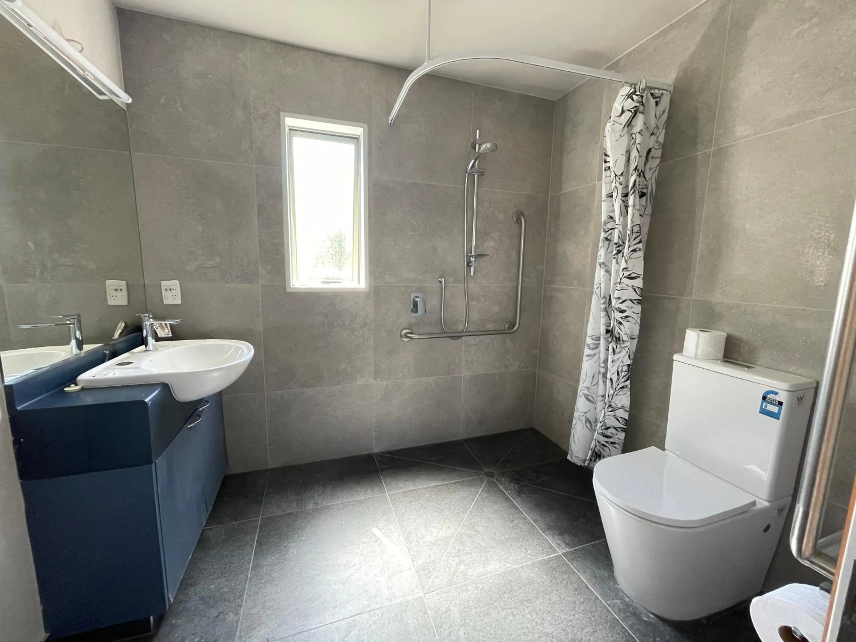 Bathroom in Central Park Motor Lodge