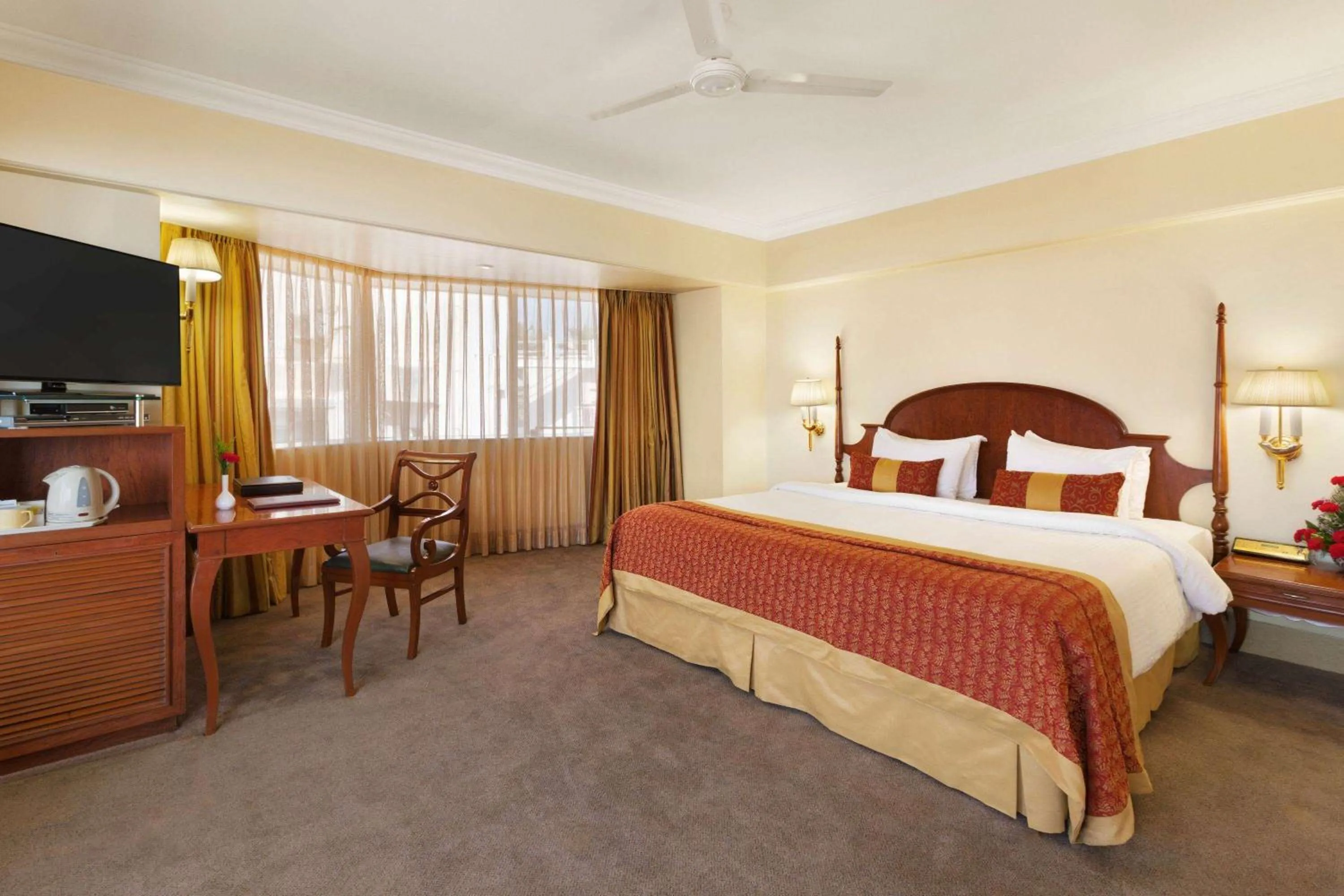 Photo of the whole room, Bed in Ramada Plaza By Wyndham Palm Grove