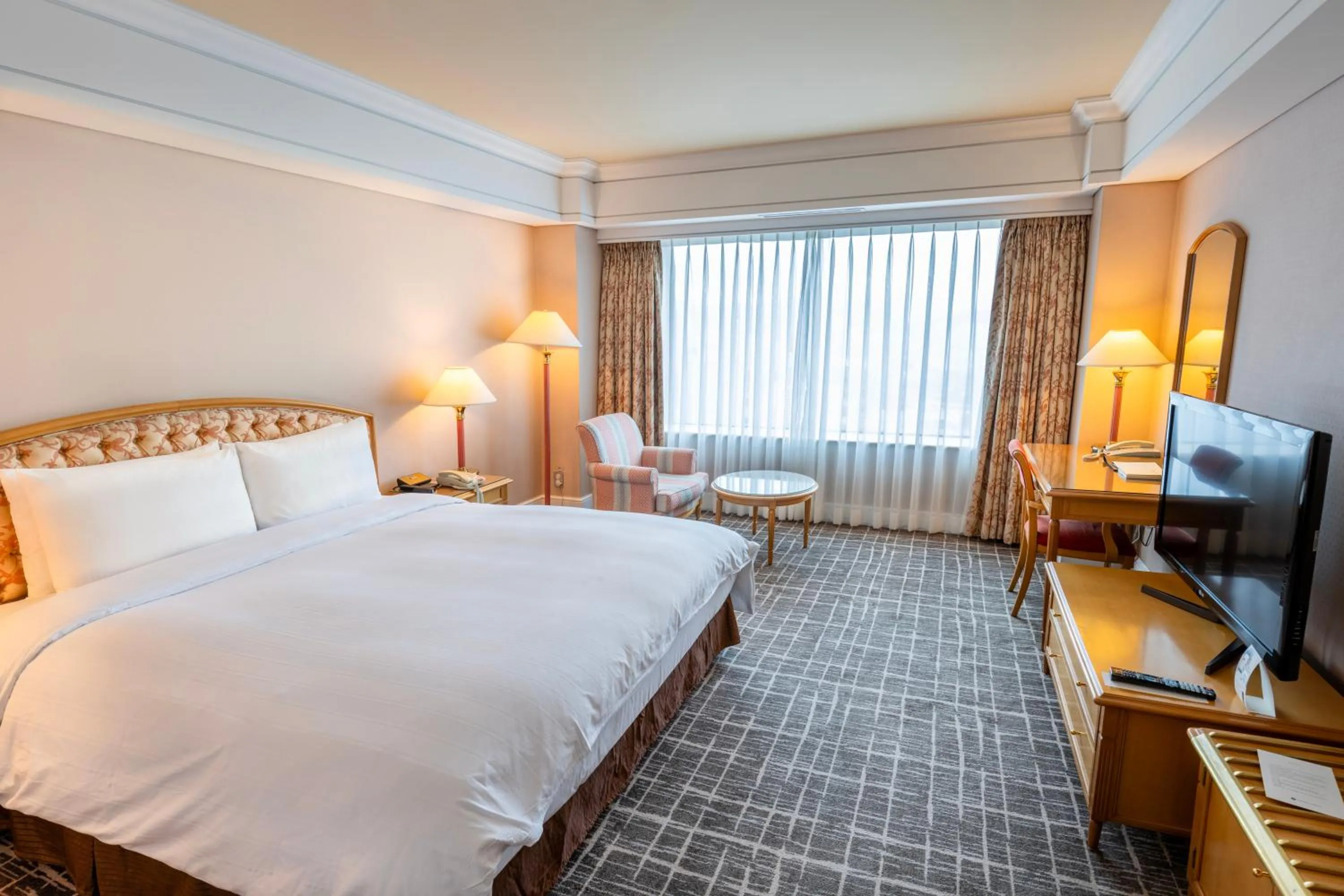 Bedroom, Bed in Lotte Hotel Busan