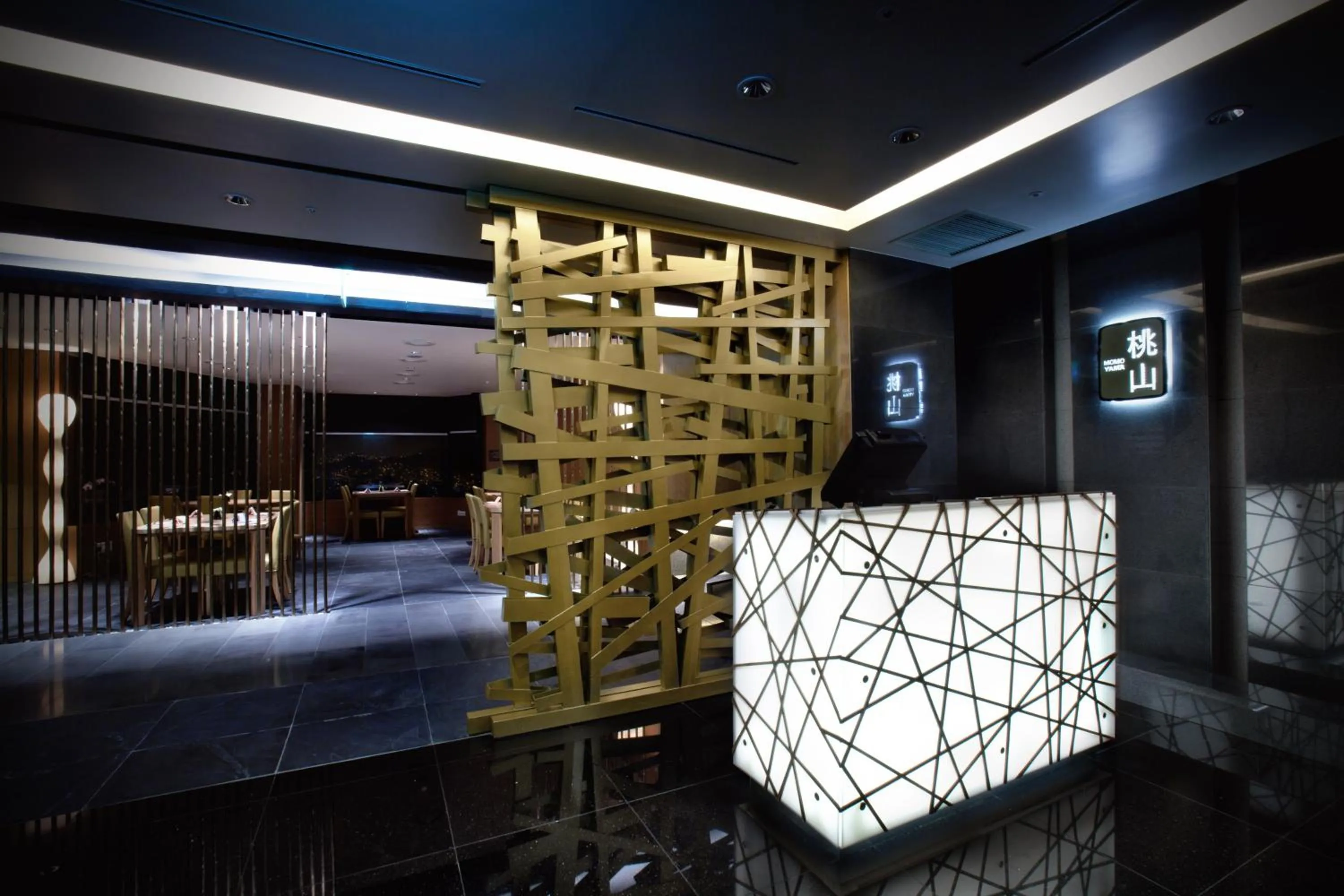 Restaurant/places to eat, Bed in Lotte Hotel Busan