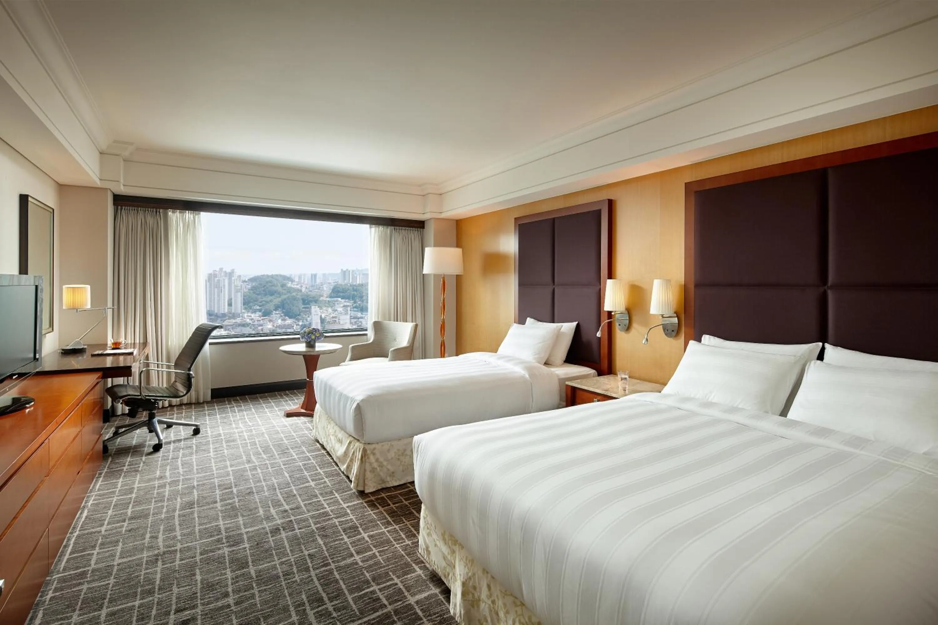 Photo of the whole room, Bed in Lotte Hotel Busan
