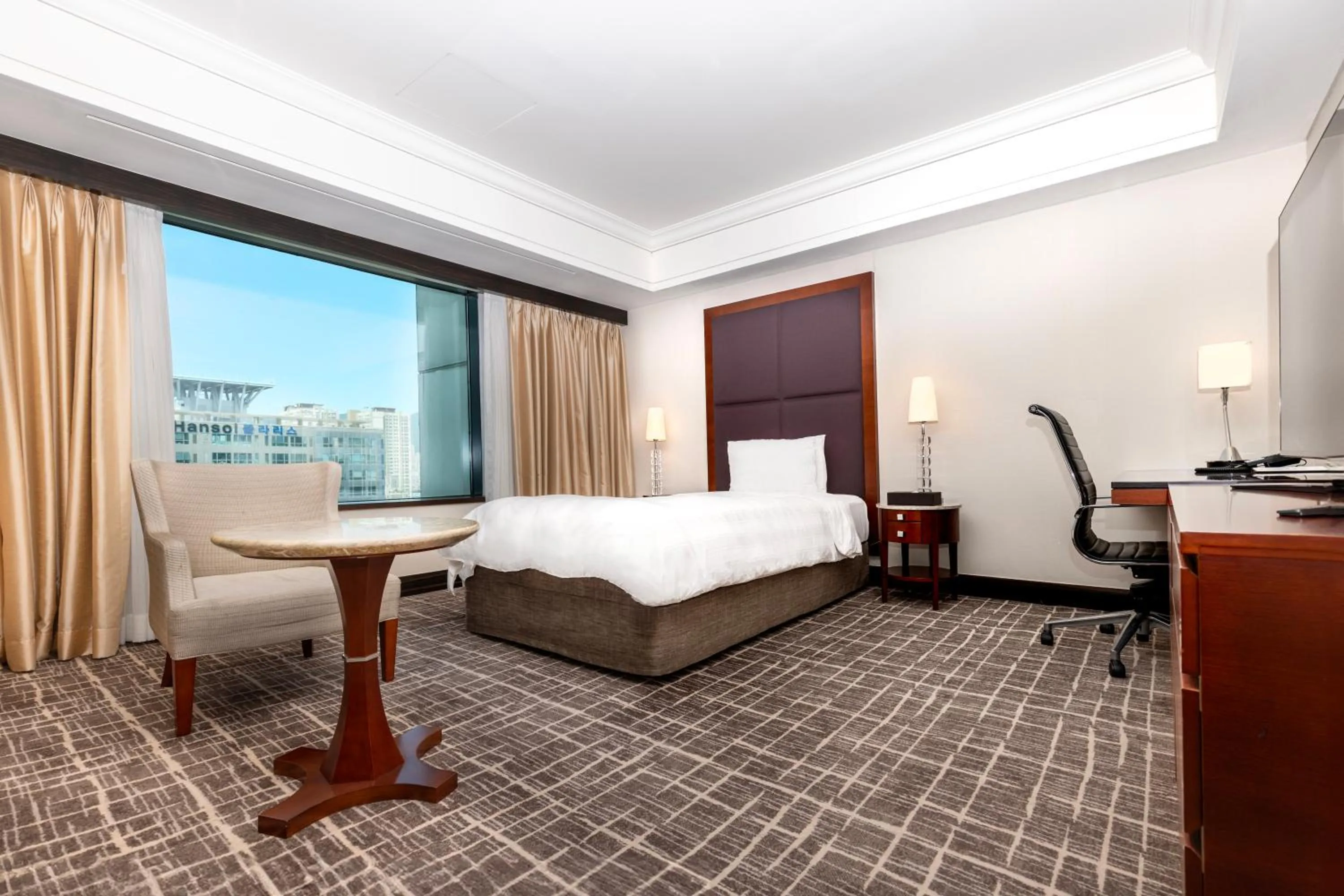 Bedroom, Bed in Lotte Hotel Busan