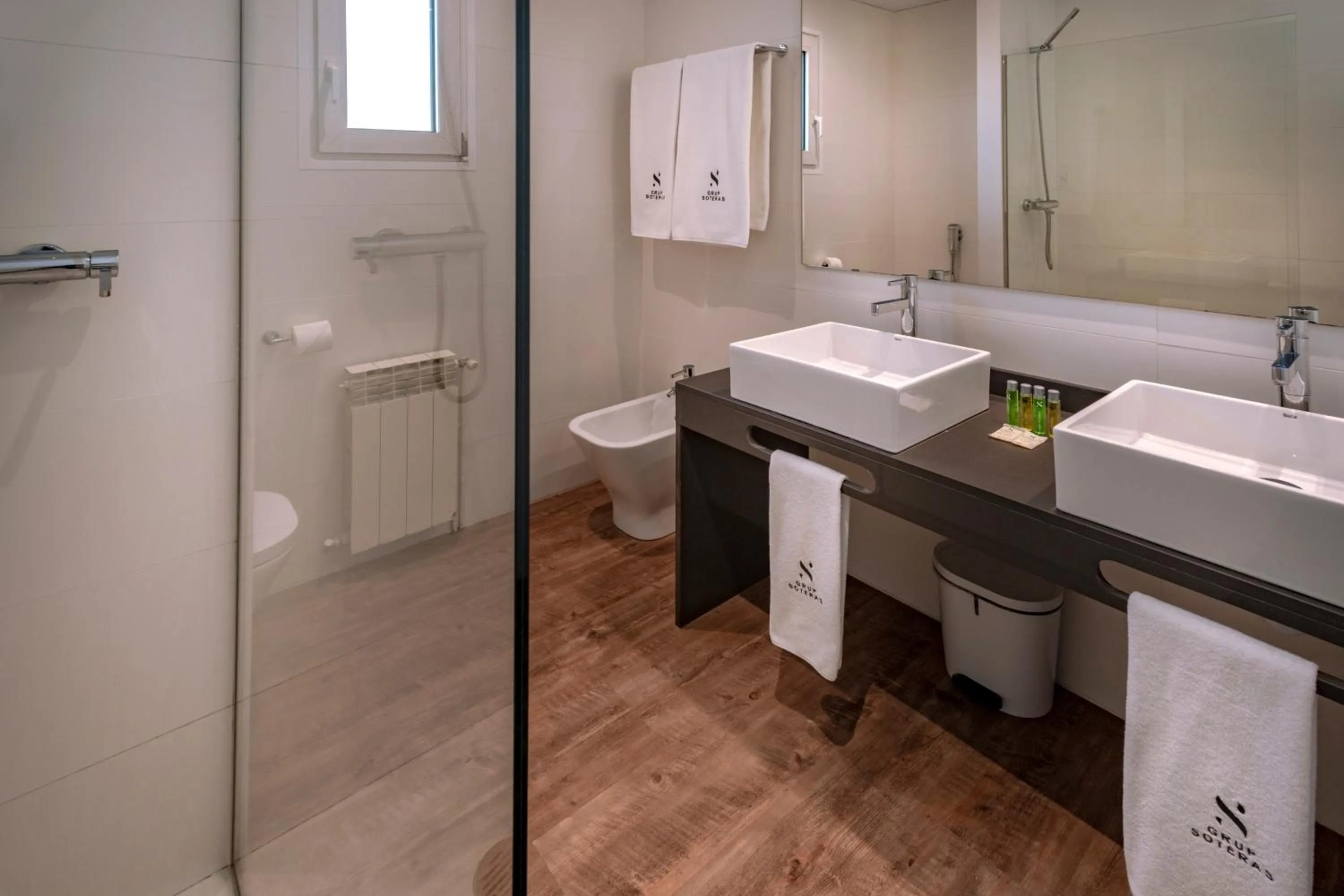 Shower in Apartments Playa de Castelldefels