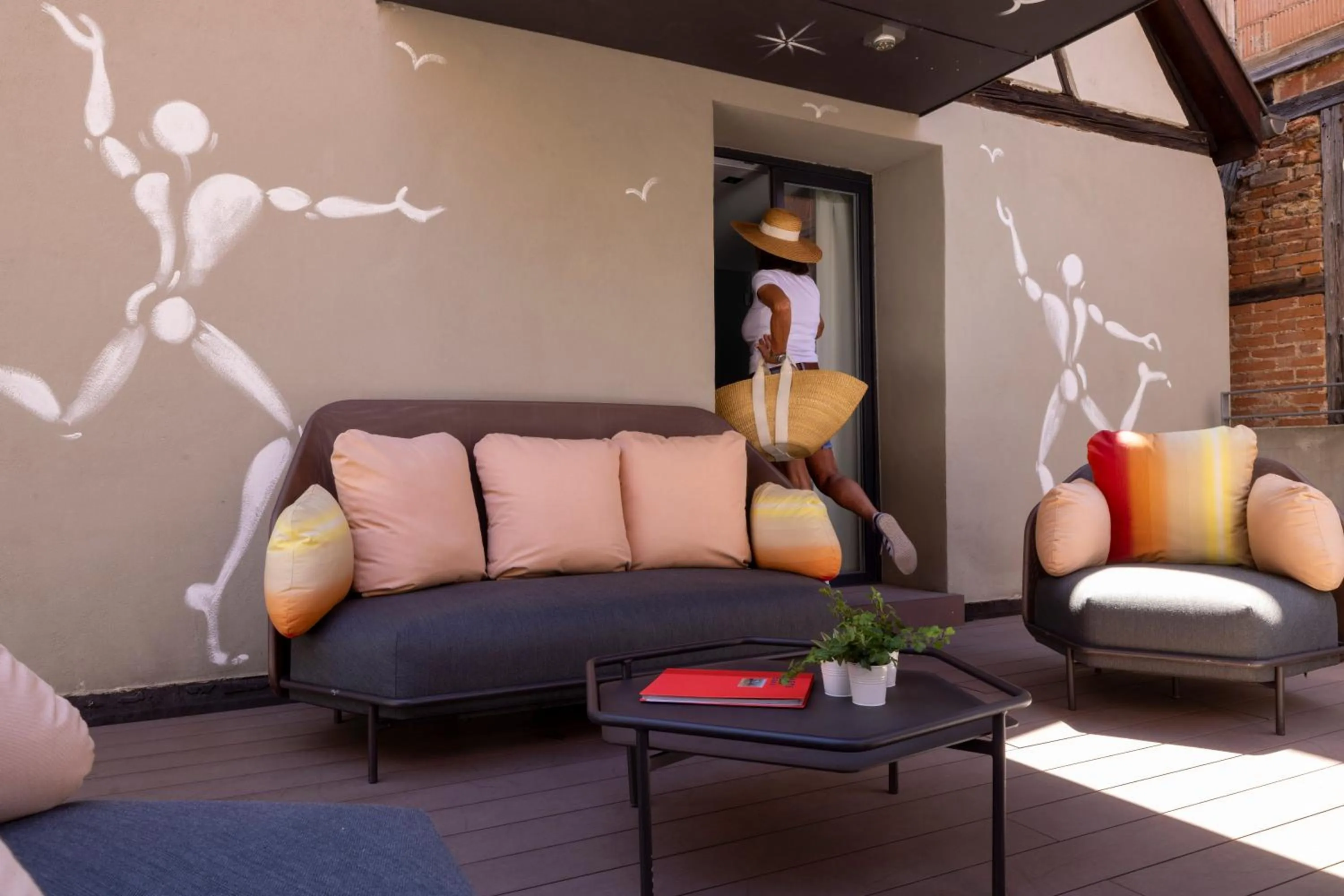 Property building in Hotel Le Pavillon 7