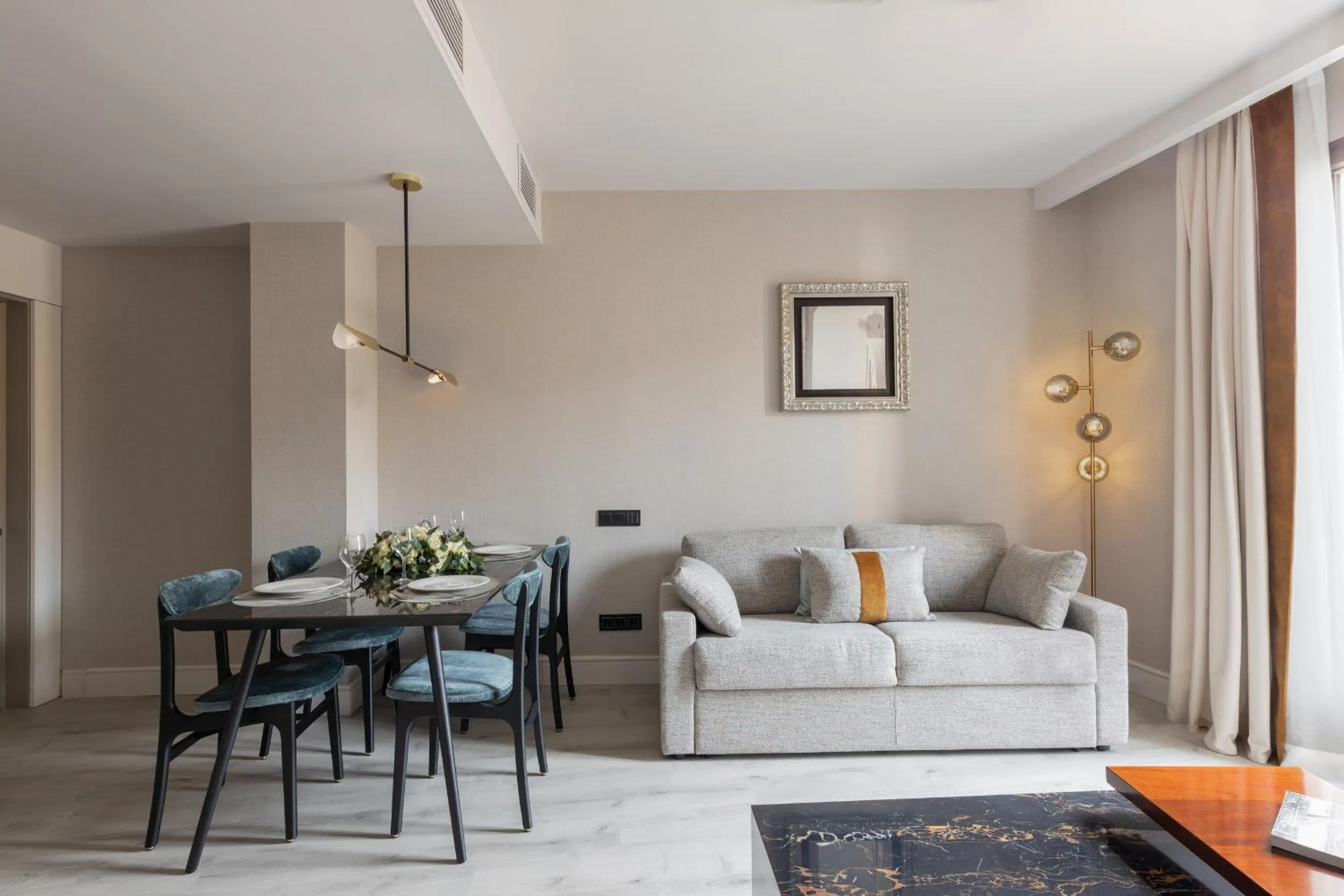 Communal lounge/ TV room in Suites Center Barcelona