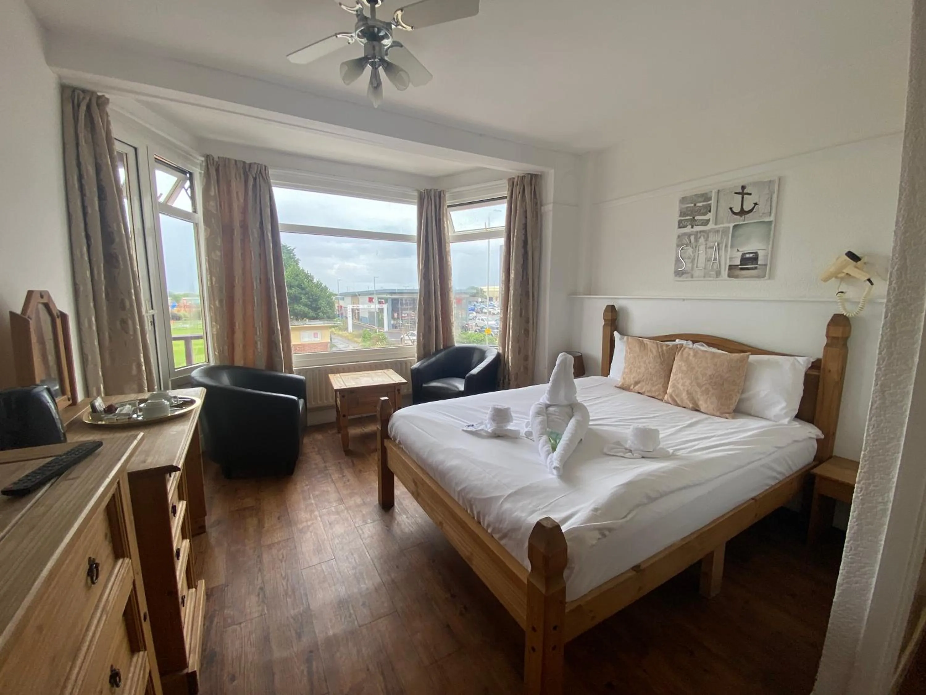 Photo of the whole room, Bed in The Grand Hotel