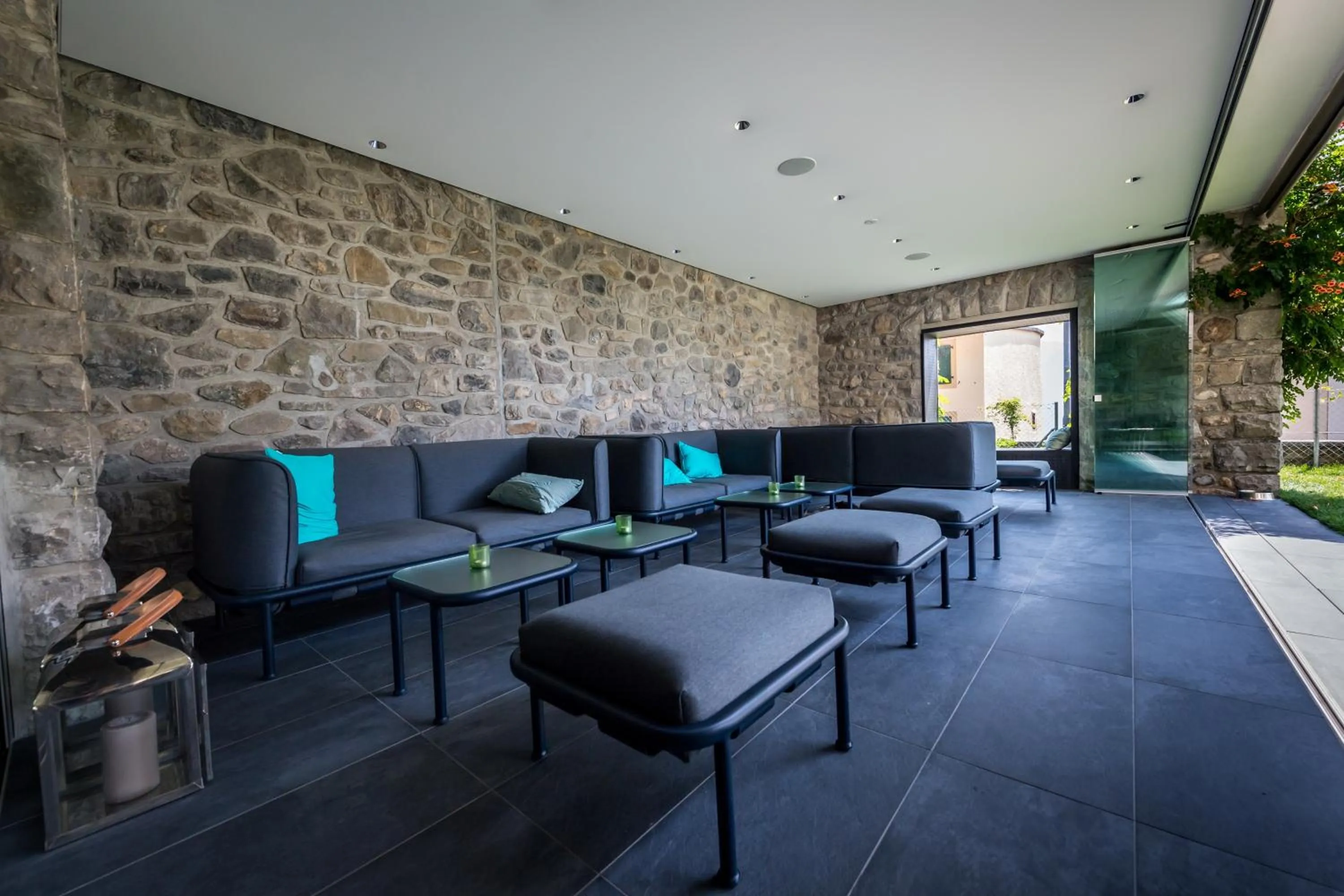 Patio in Châtonneyre Hotel & Restaurant