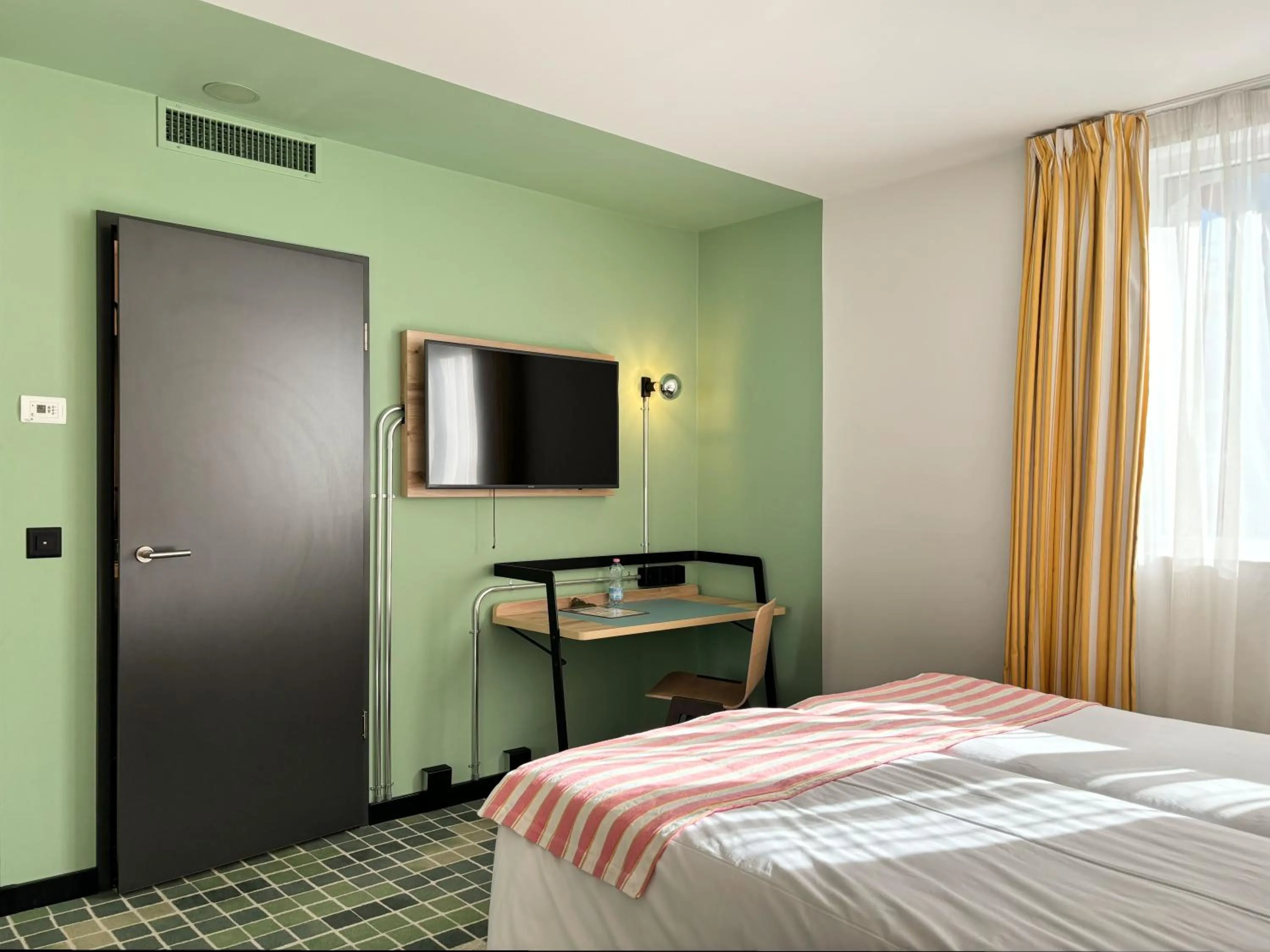 Seating area, Bed in Nonanteneuf Appart-hôtel Sierre - Self Check-in