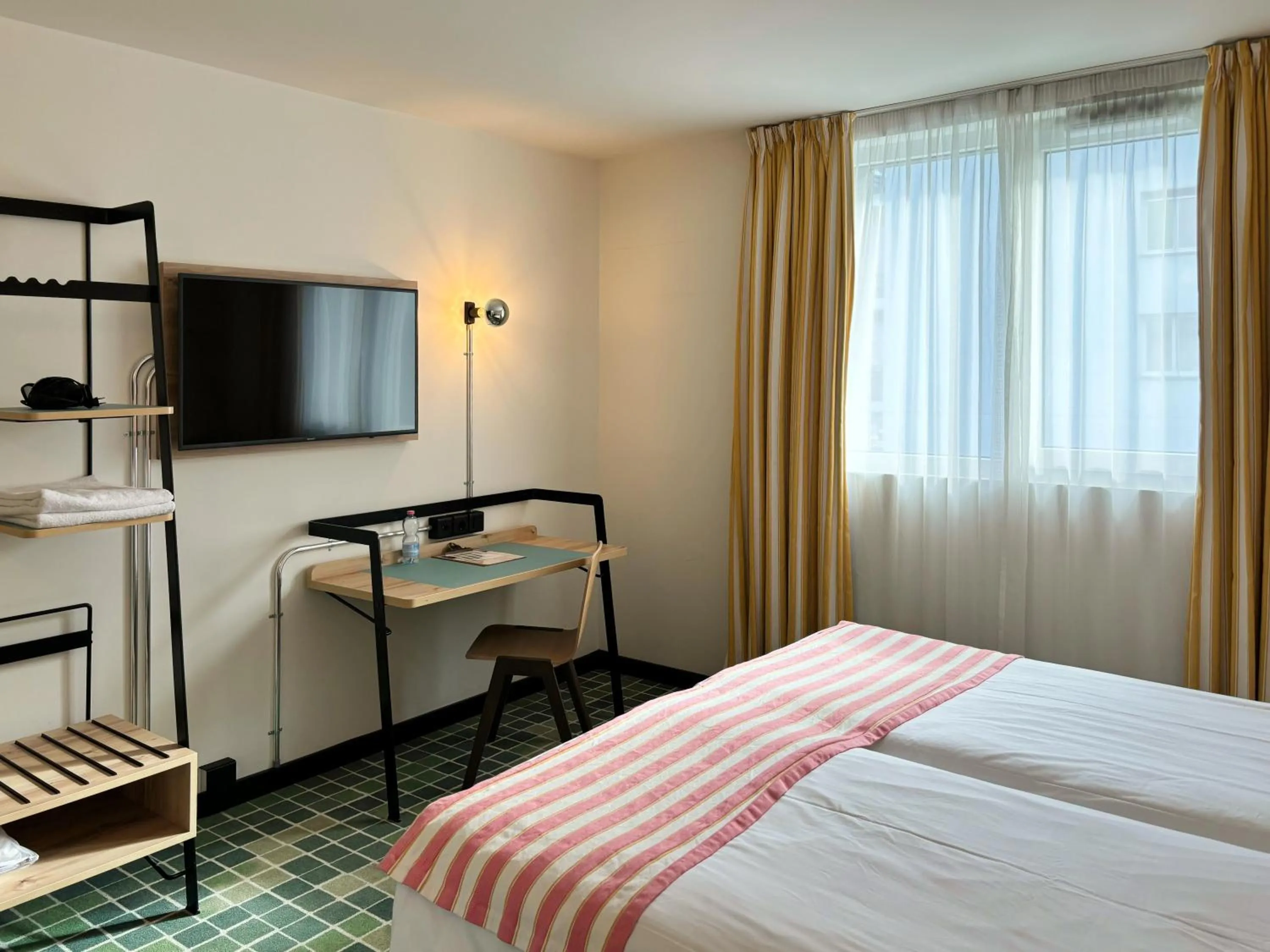 Seating area, Bed in Nonanteneuf Appart-hôtel Sierre - Self Check-in