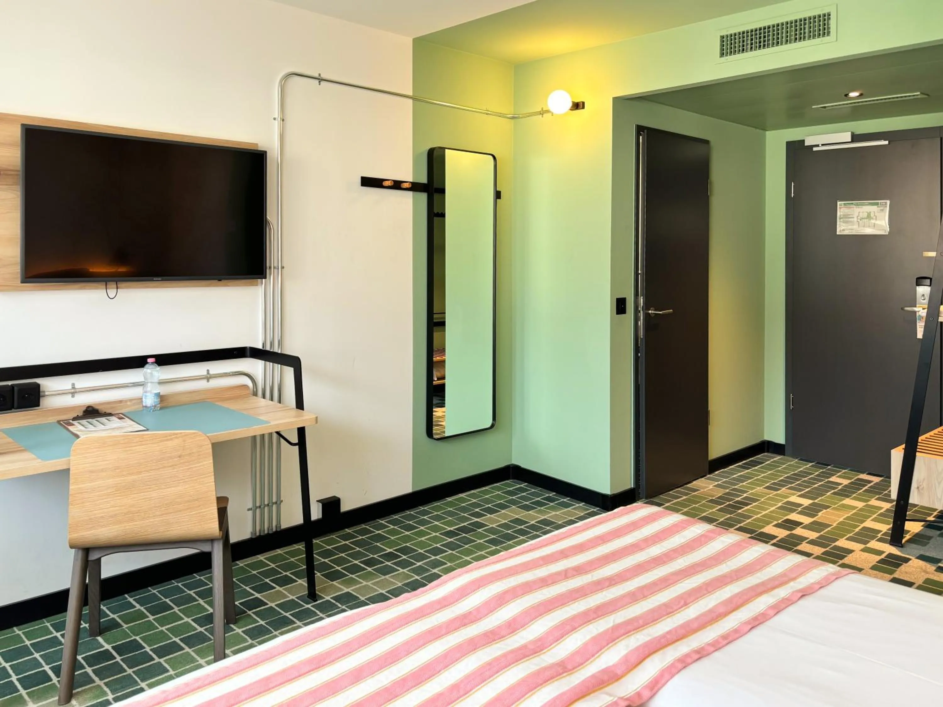 Seating area, Bed in Nonanteneuf Appart-hôtel Sierre - Self Check-in