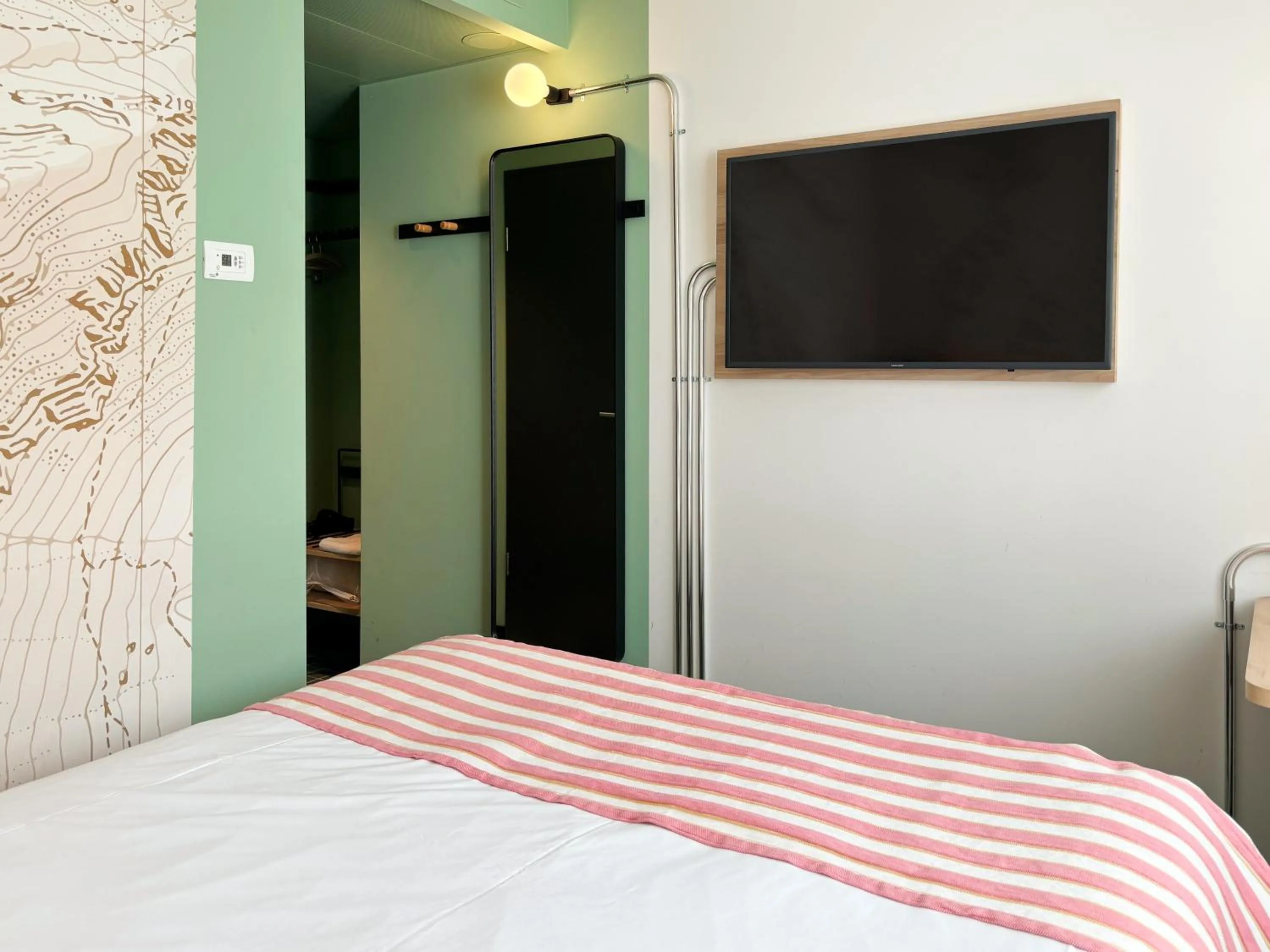 Bedroom, Bed in Nonanteneuf Appart-hôtel Sierre - Self Check-in