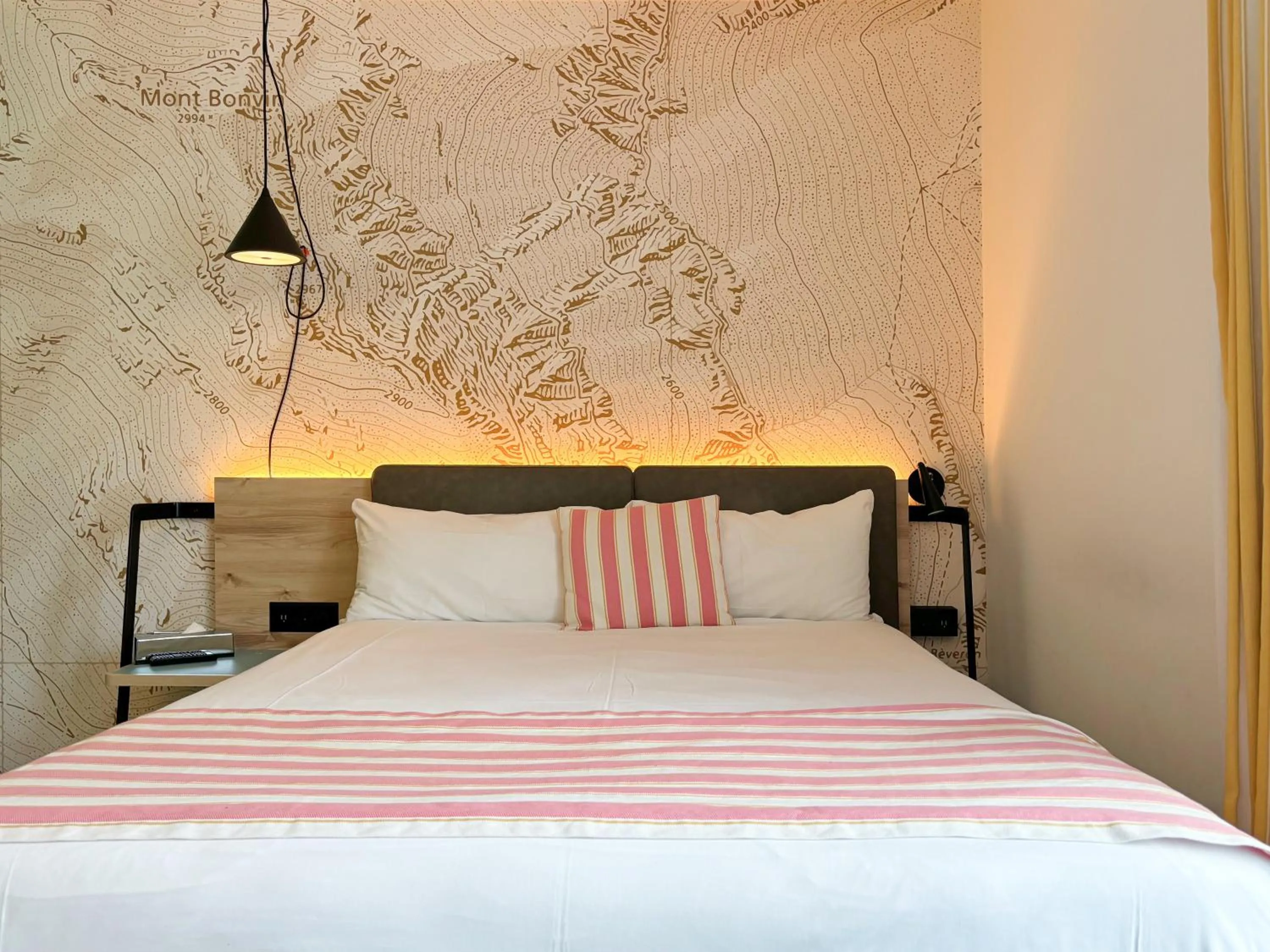 Bed in Nonanteneuf Appart-hôtel Sierre - Self Check-in