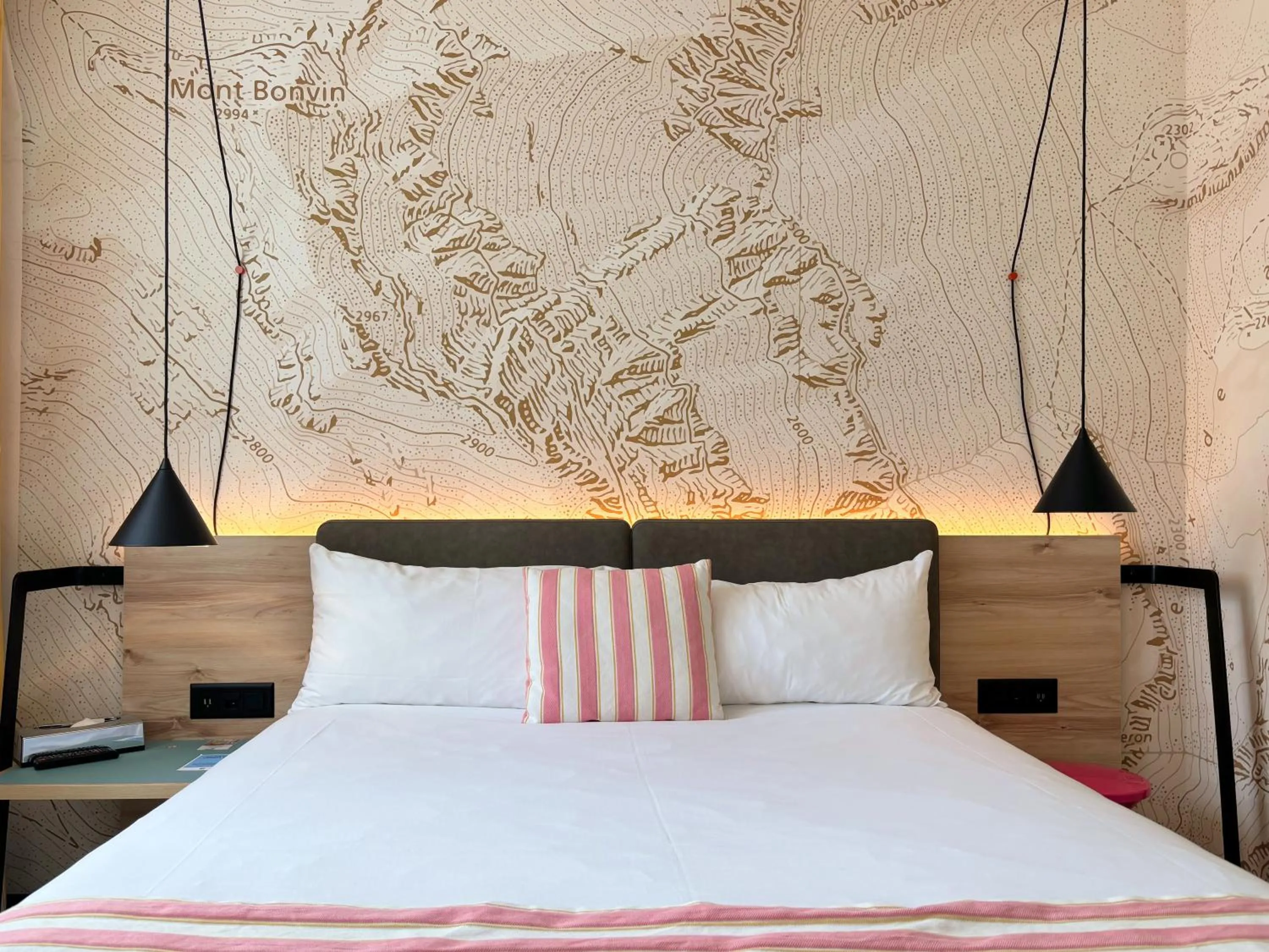 Bed in Nonanteneuf Appart-hôtel Sierre - Self Check-in