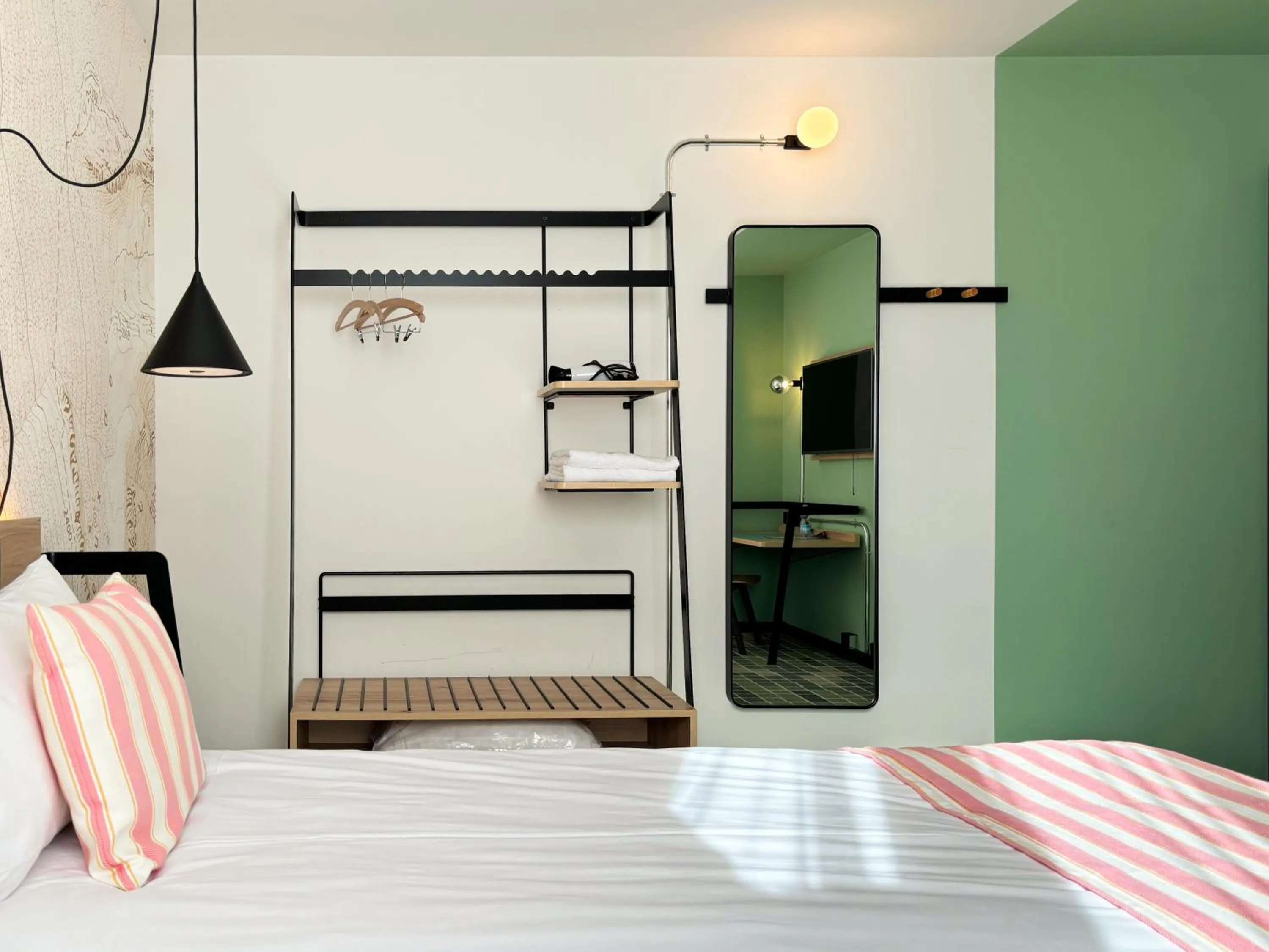 Bedroom, Bed in Nonanteneuf Appart-hôtel Sierre - Self Check-in