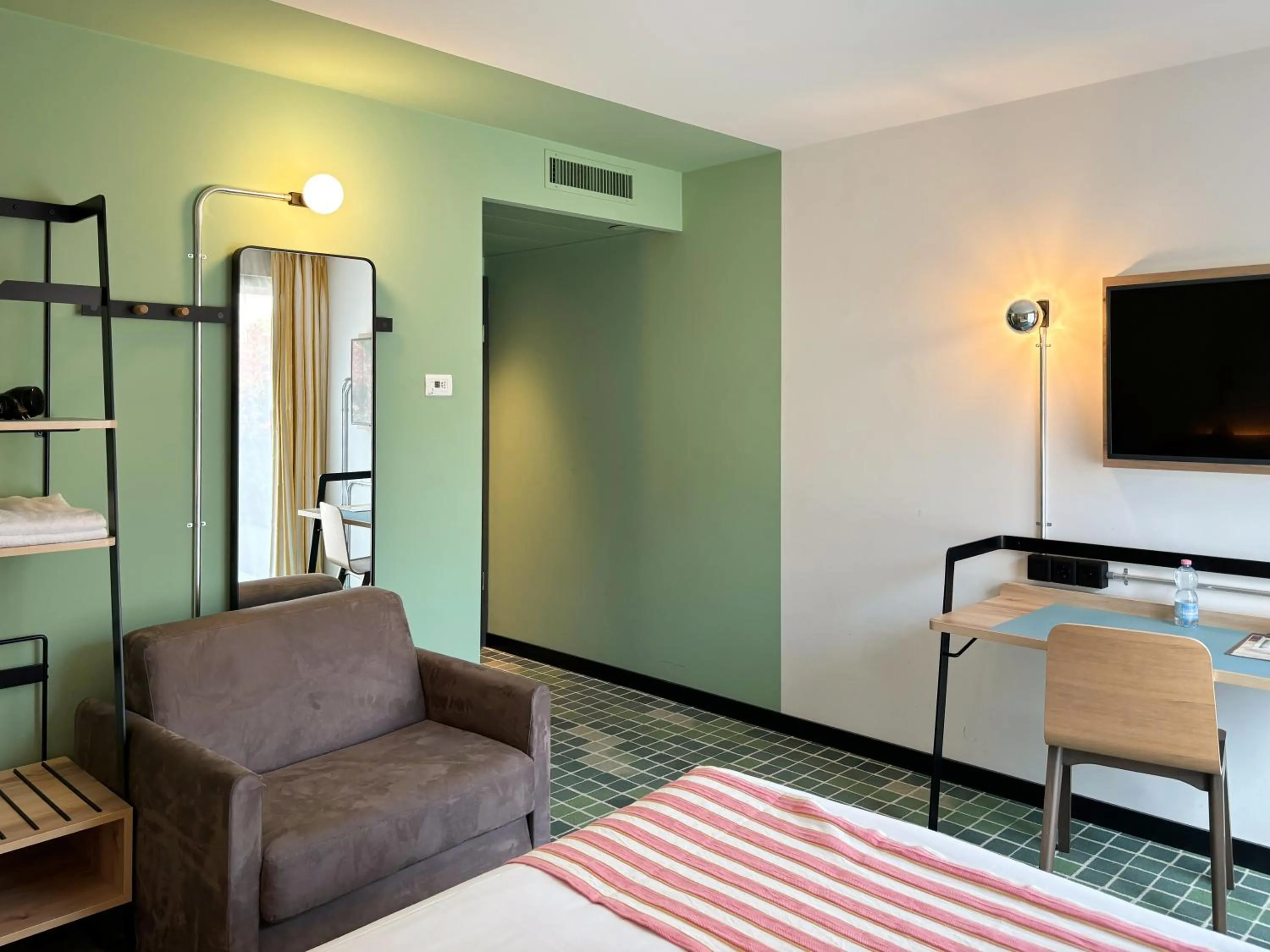 Seating area, Bed in Nonanteneuf Appart-hôtel Sierre - Self Check-in