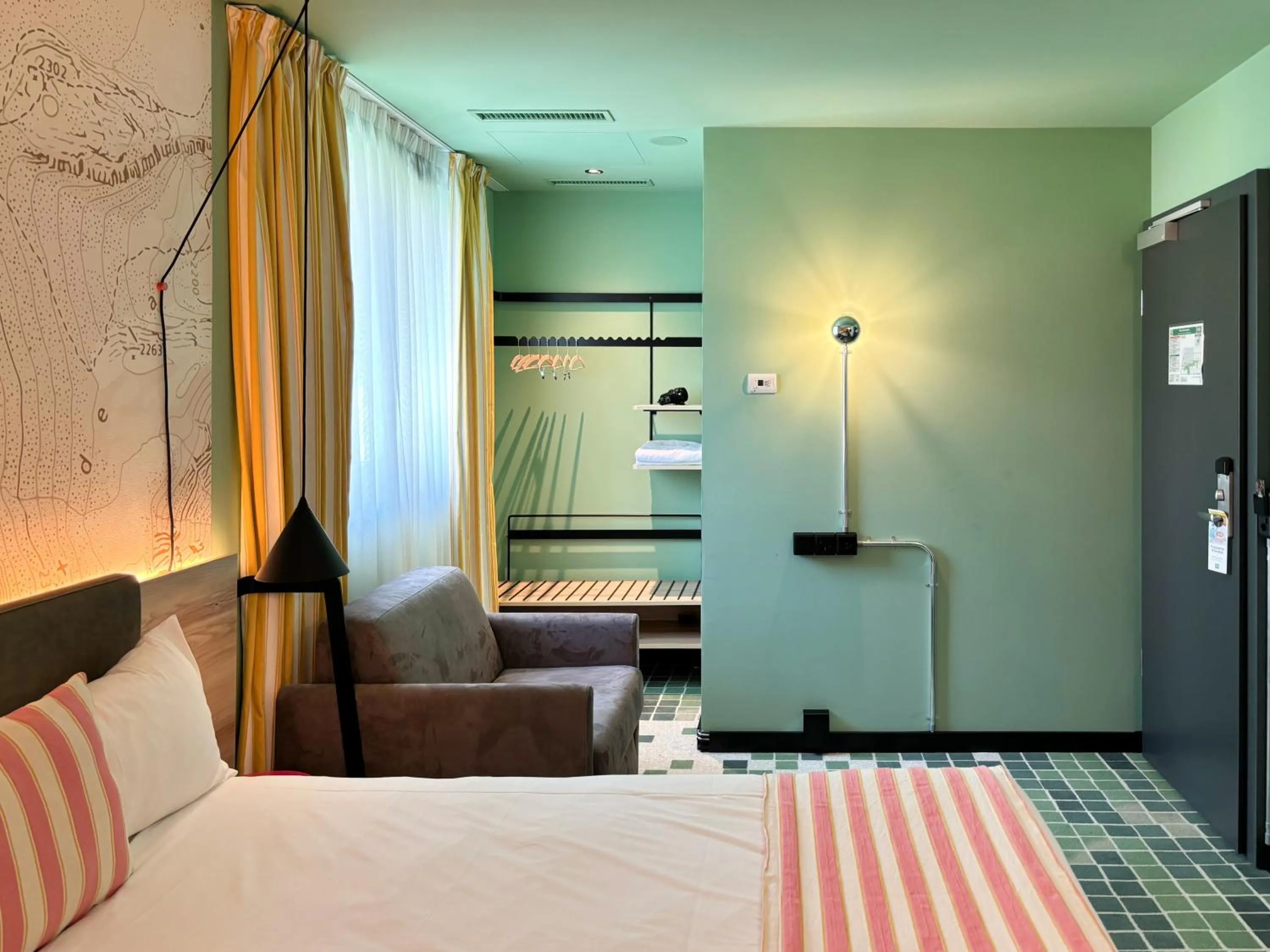 Bedroom, Bed in Nonanteneuf Appart-hôtel Sierre - Self Check-in