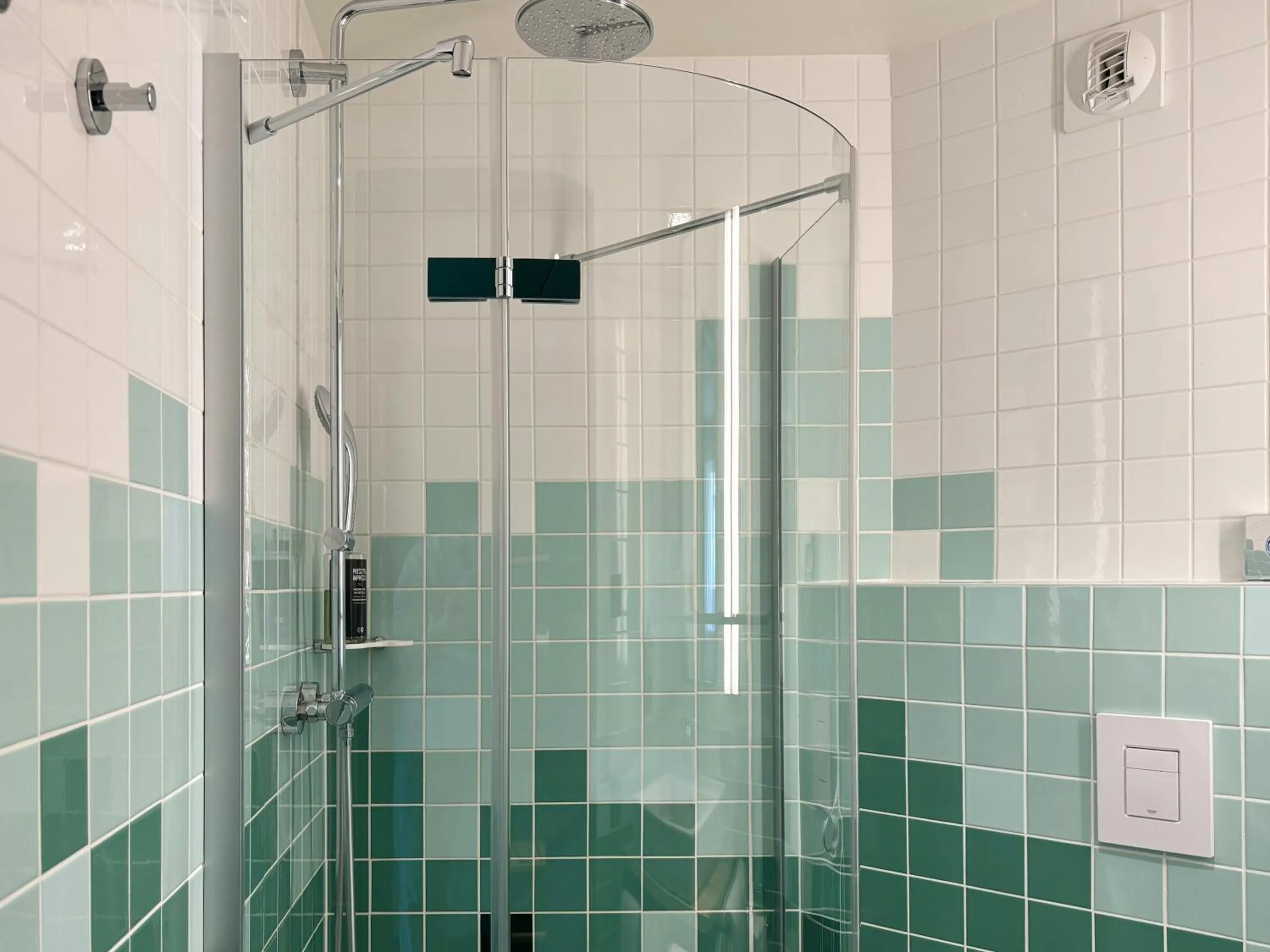 Bathroom in Nonanteneuf Appart-hôtel Sierre - Self Check-in