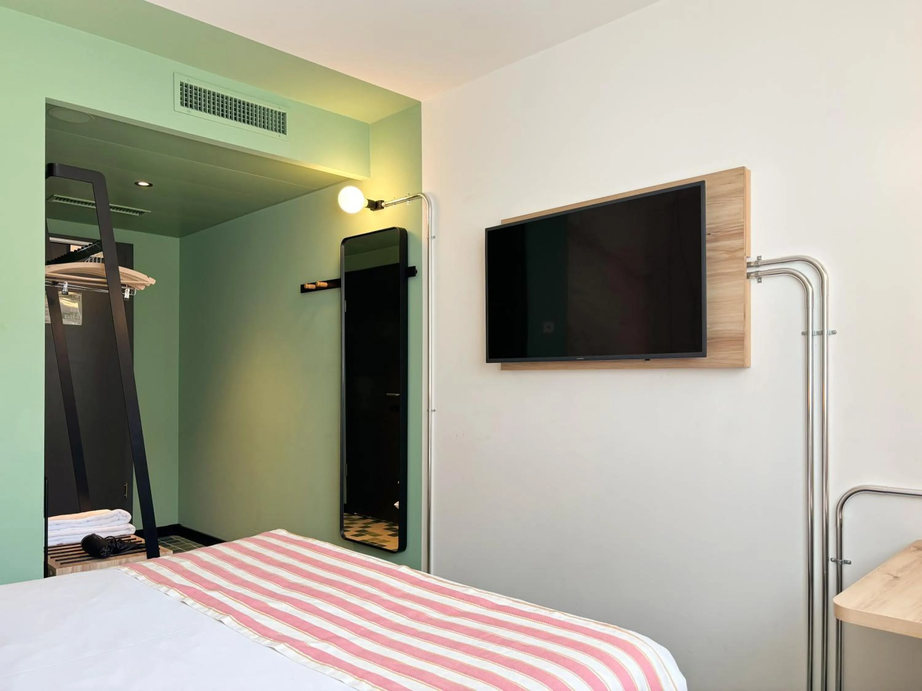 Bedroom, Bed in Nonanteneuf Appart-hôtel Sierre - Self Check-in