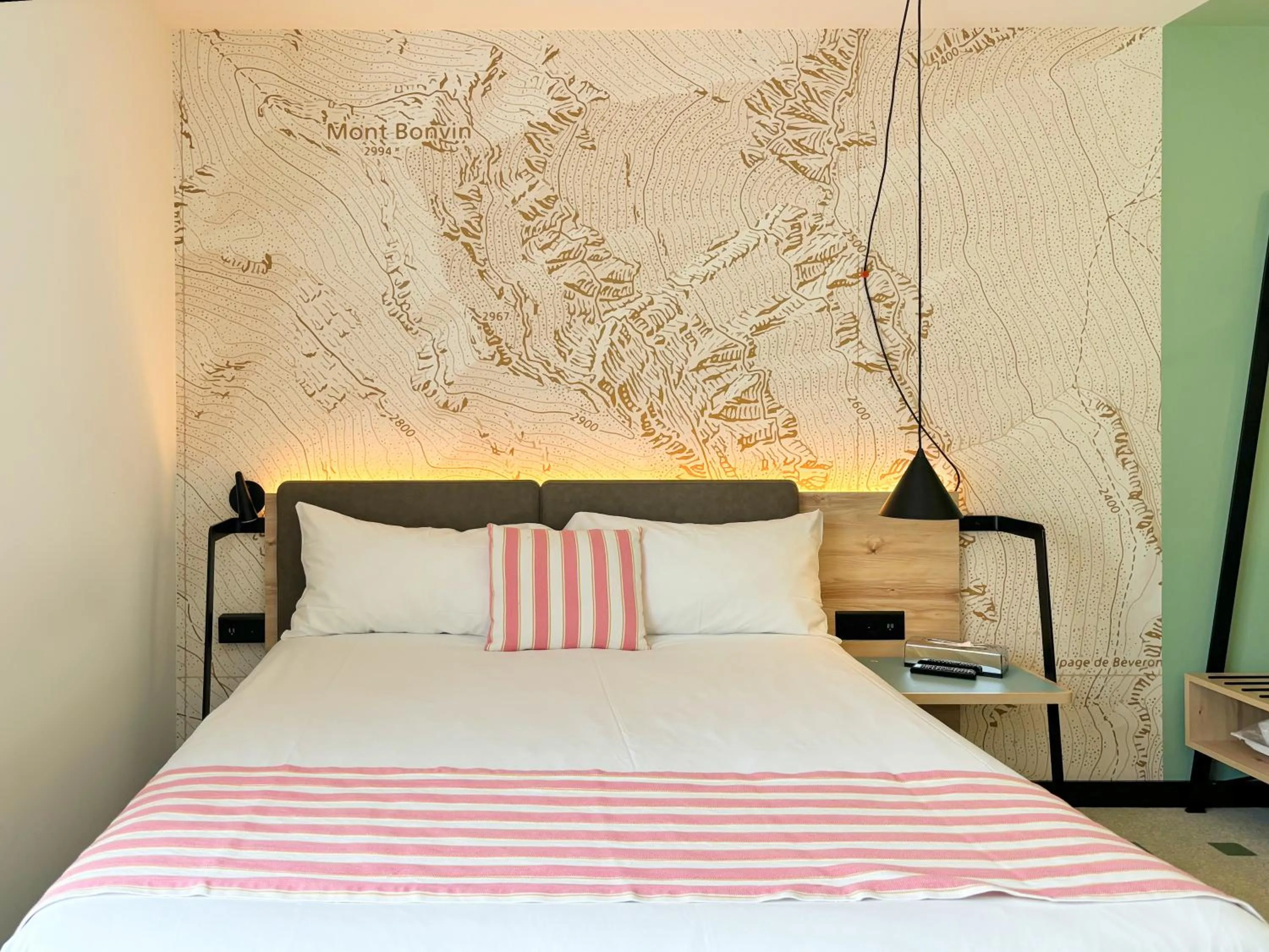 Bed in Nonanteneuf Appart-hôtel Sierre - Self Check-in