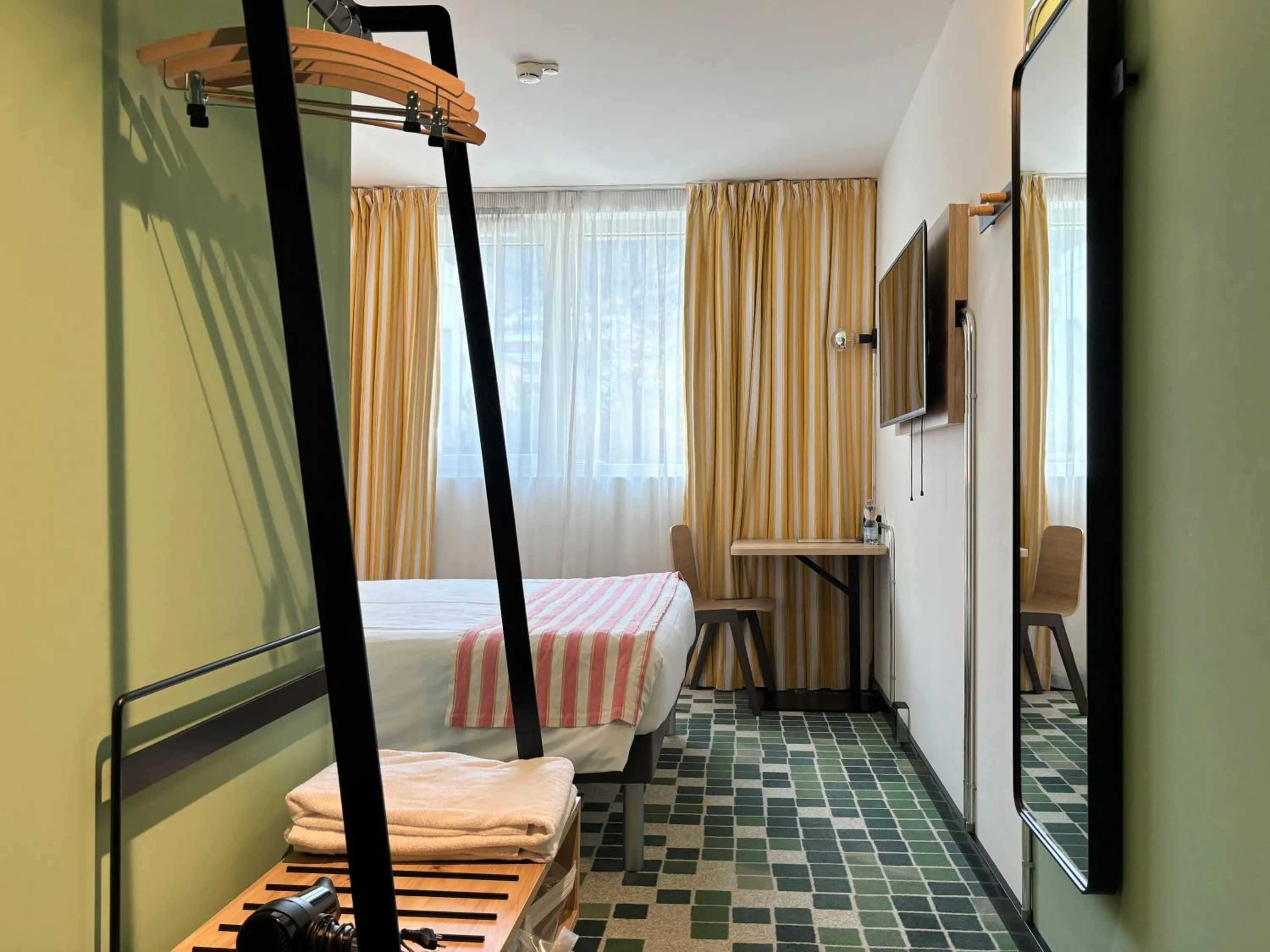 Bedroom, Bed in Nonanteneuf Appart-hôtel Sierre - Self Check-in