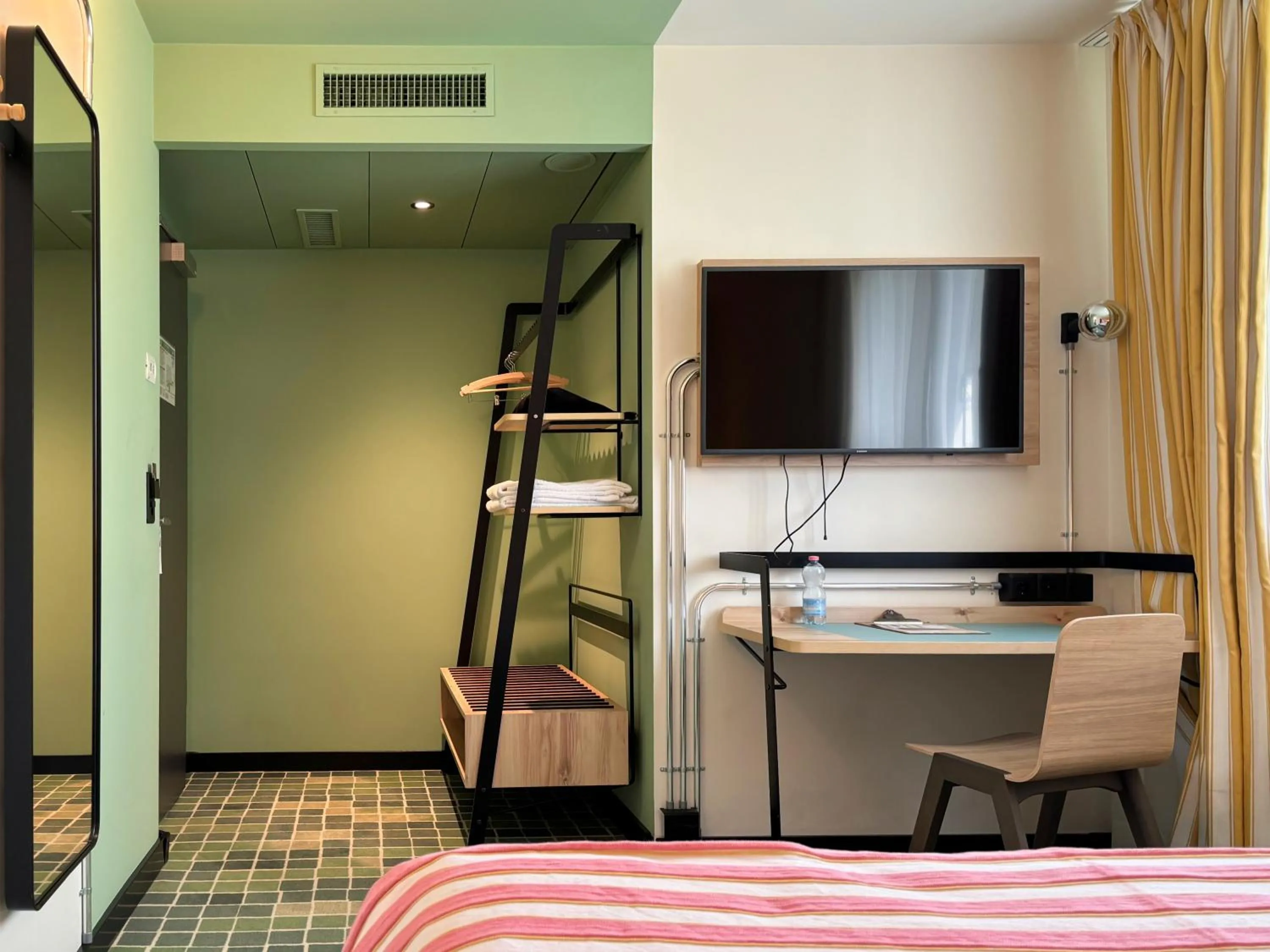 Seating area, Bed in Nonanteneuf Appart-hôtel Sierre - Self Check-in