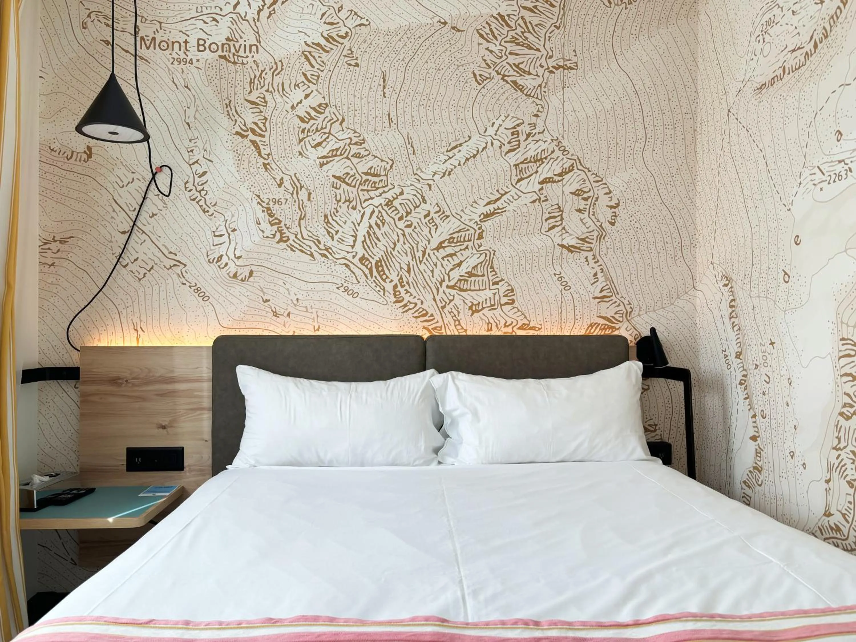 Bed in Nonanteneuf Appart-hôtel Sierre - Self Check-in