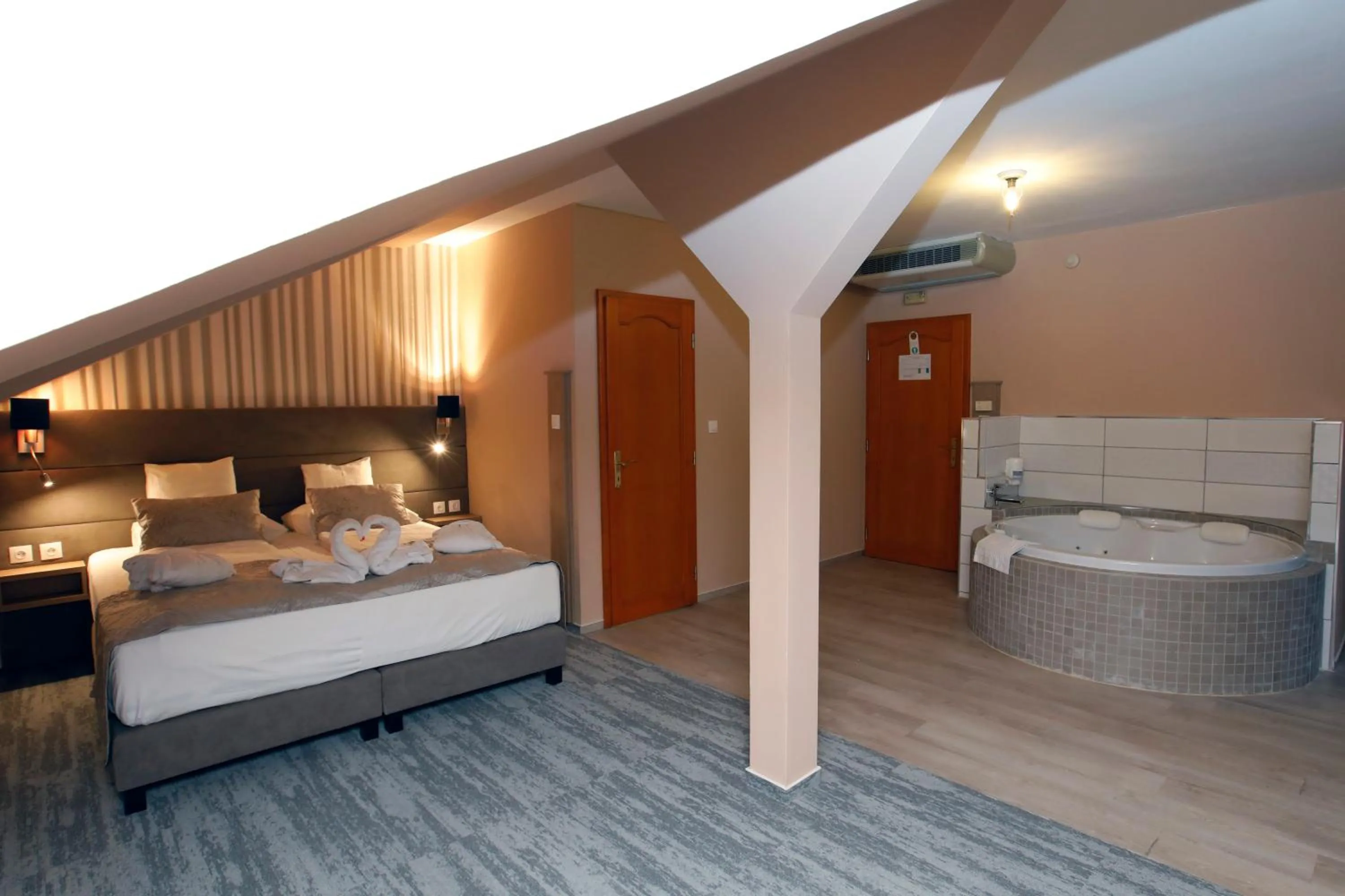 Queen Room with Spa Bath in Wellness Hotel Laroba