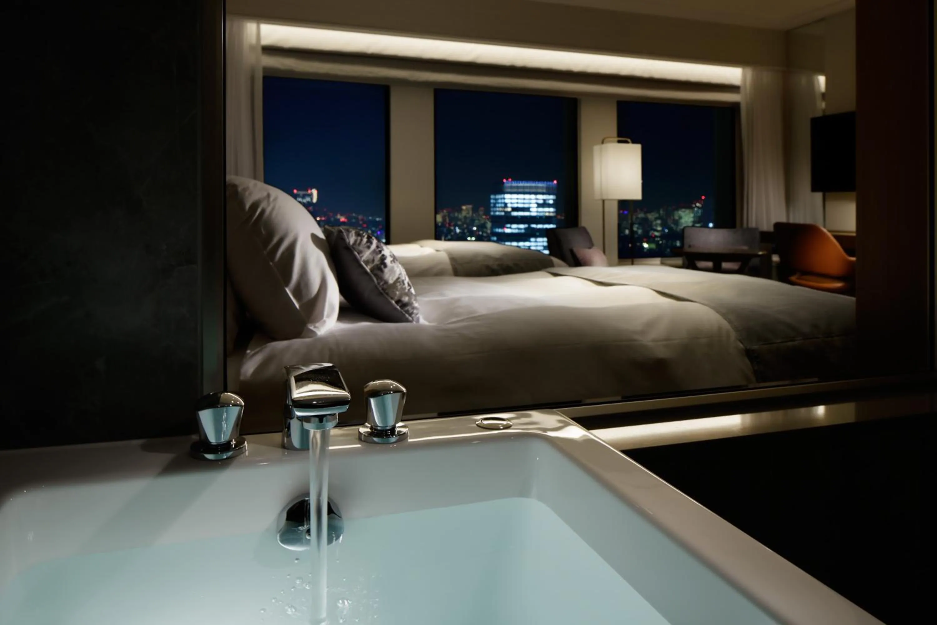 Bathroom, Bed in Keio Plaza Hotel Tokyo Premier Grand