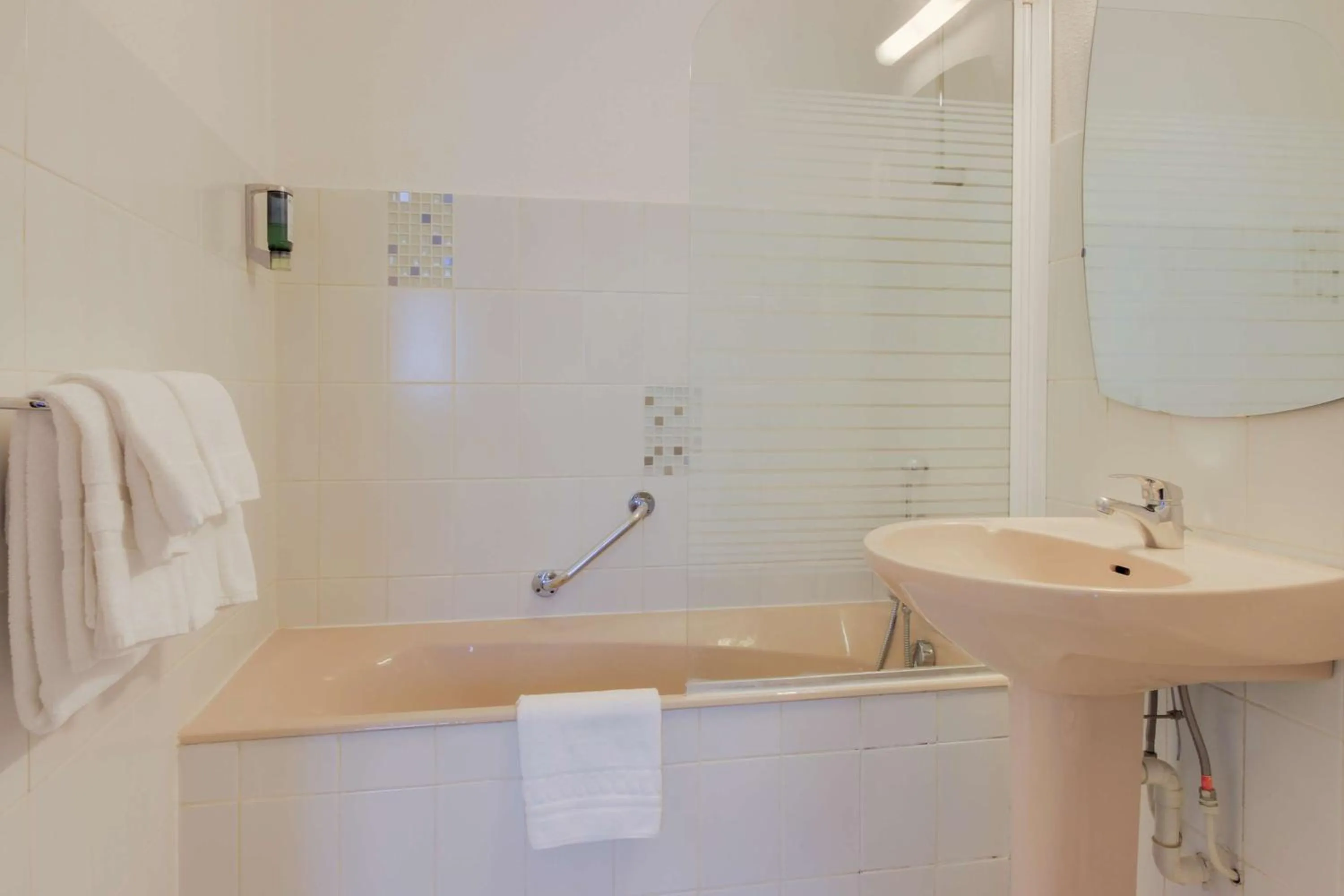 Bathroom in Brit Hotel Dijon Hermes