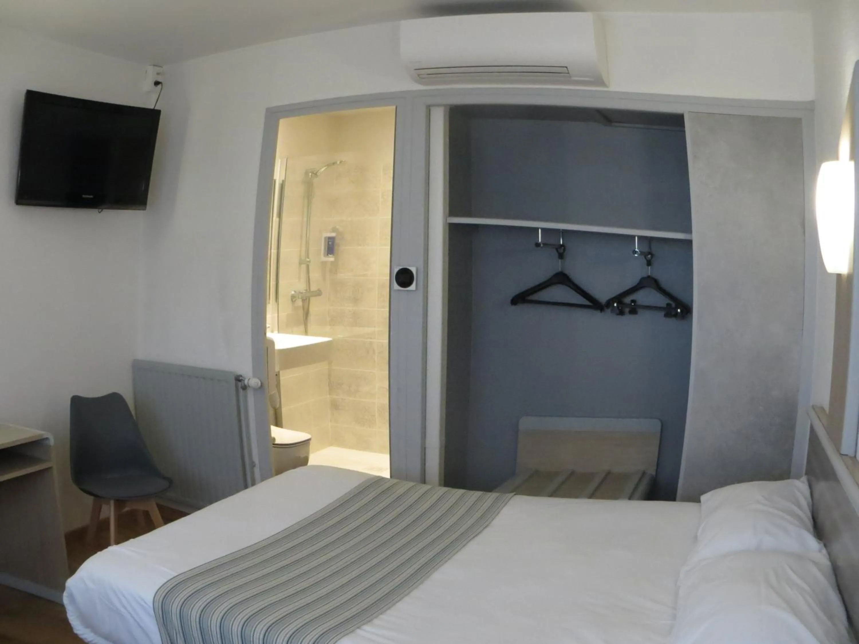 Bed in Brit Hotel Dijon Hermes