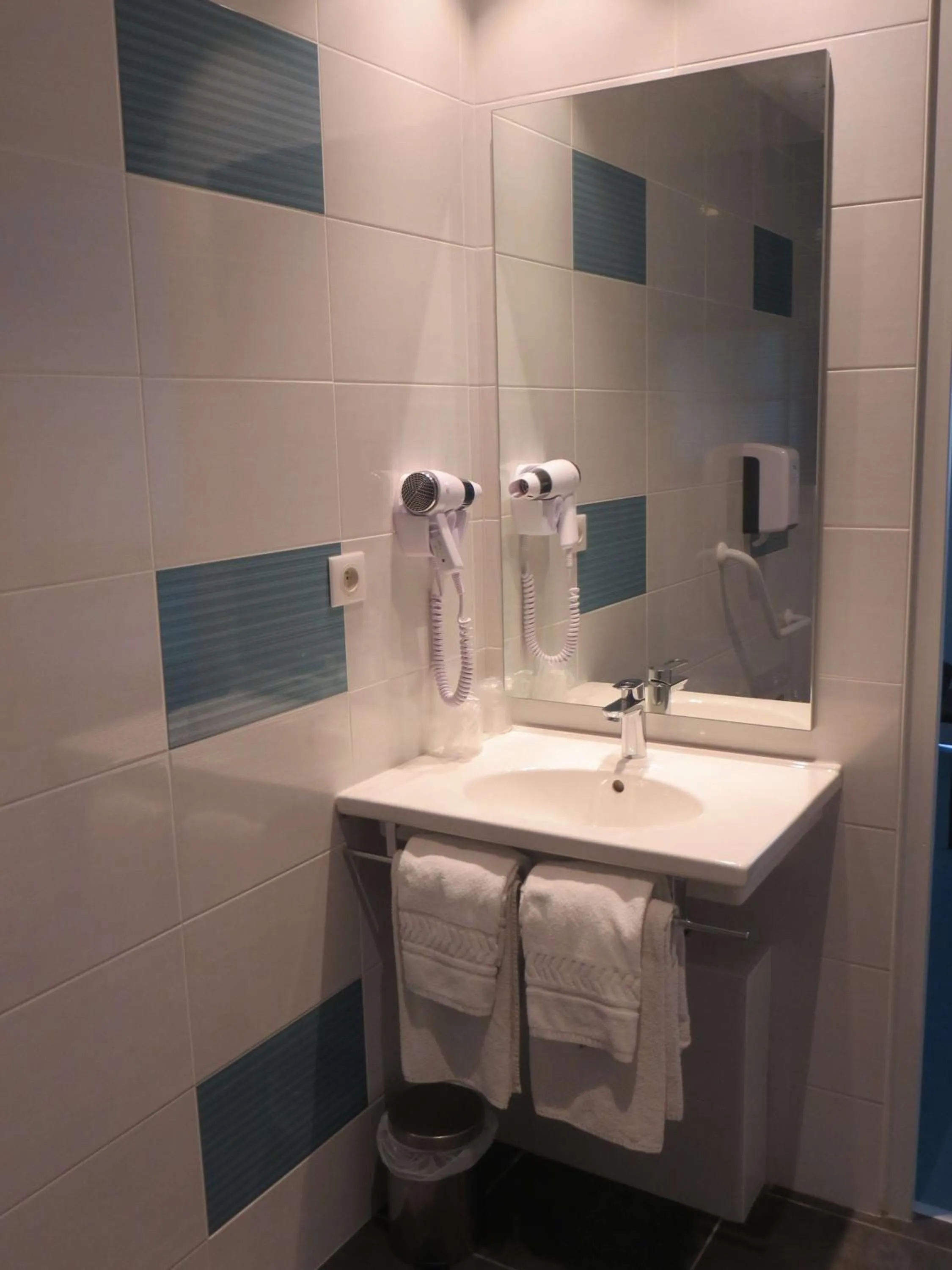 Bathroom in Brit Hotel Dijon Hermes