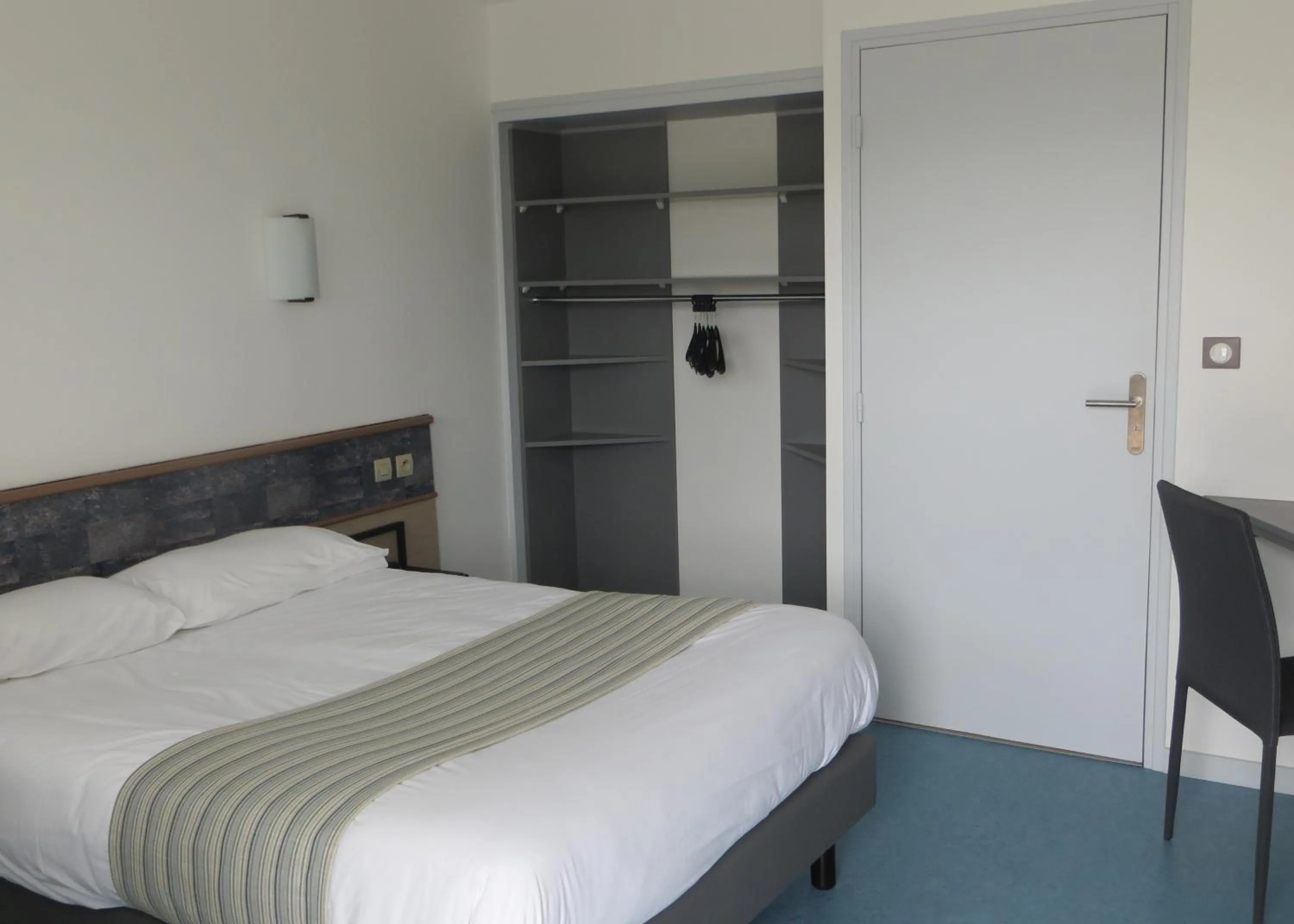 Bed in Brit Hotel Dijon Hermes