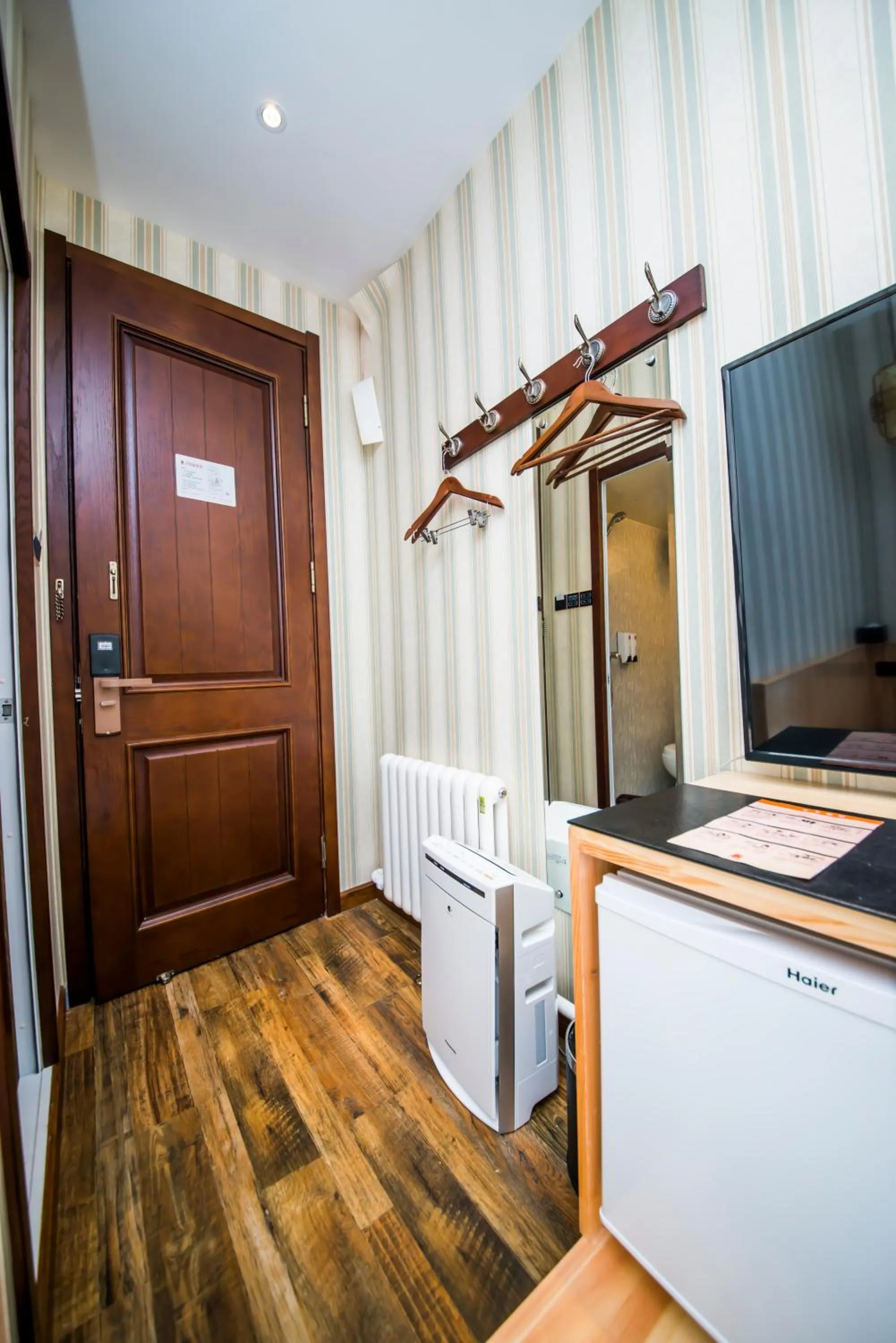 wardrobe in Qingdao MG Hotel l Walking distance to the beach & railway station & St Michaels Cathedral