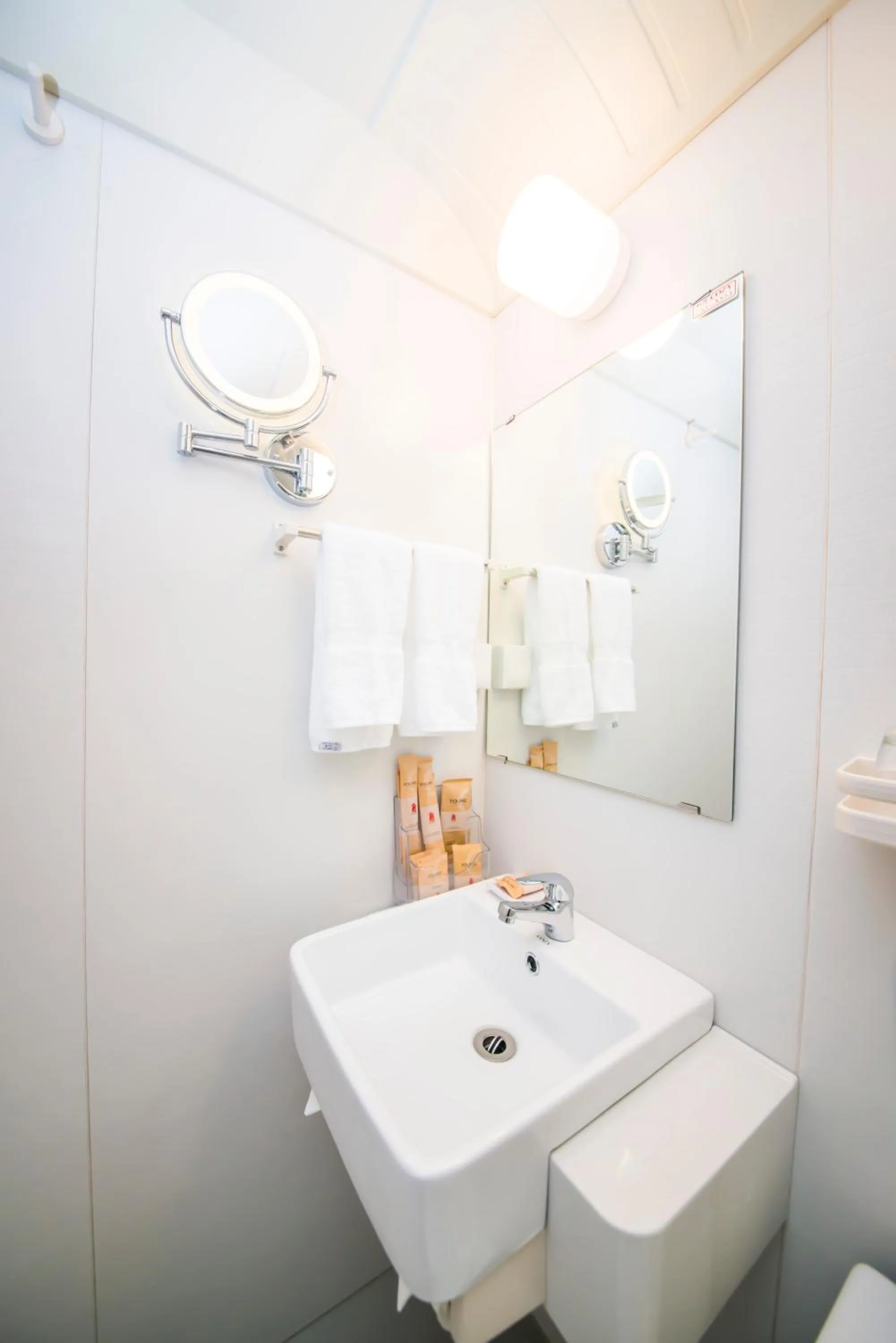 Bathroom in Qingdao MG Hotel l Walking distance to the beach & railway station & St Michaels Cathedral