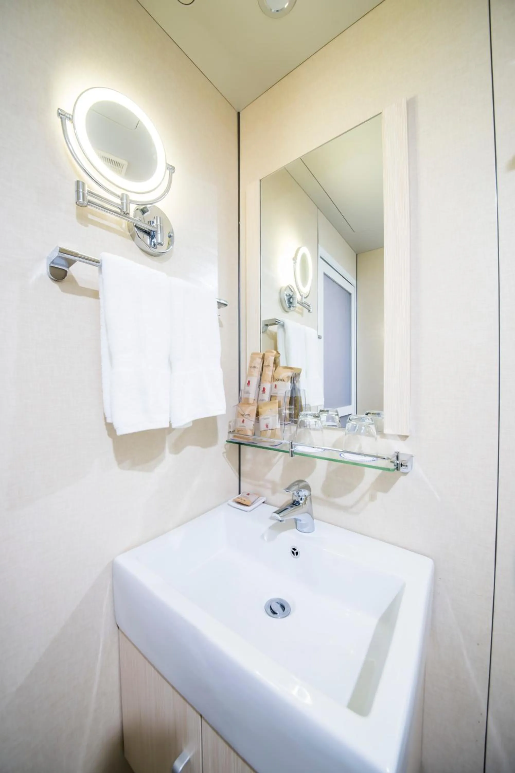 Bathroom in Qingdao MG Hotel l Walking distance to the beach & railway station & St Michaels Cathedral