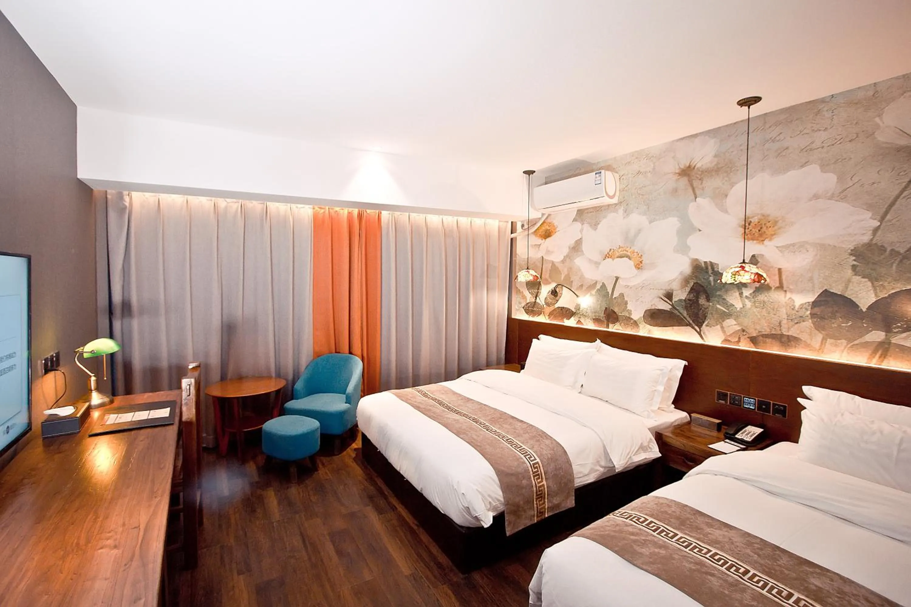 Photo of the whole room, Bed in Qingdao MG Hotel l Walking distance to the beach & railway station & St Michaels Cathedral