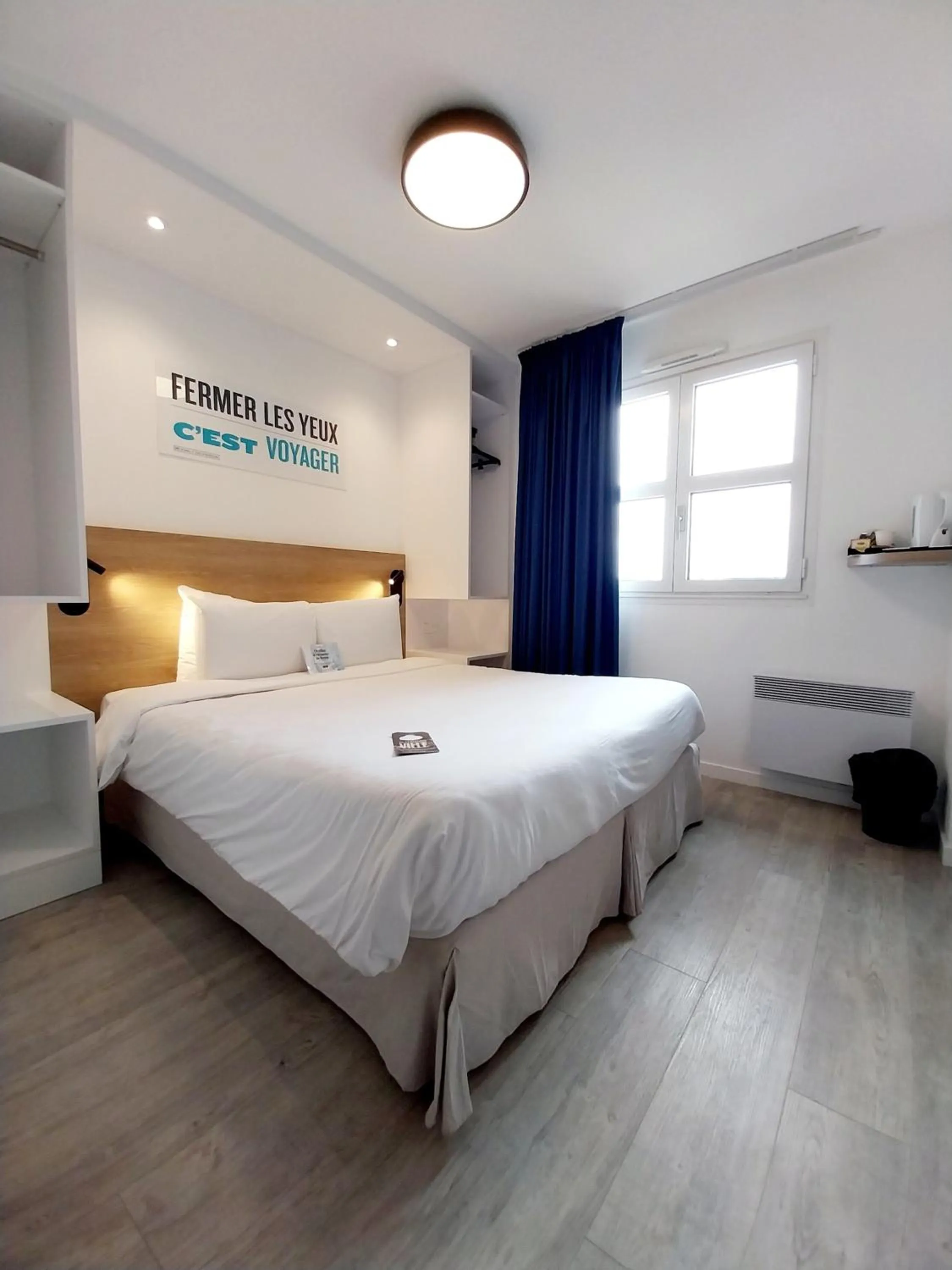 Bedroom, Bed in Kyriad Hôtel La Fleche