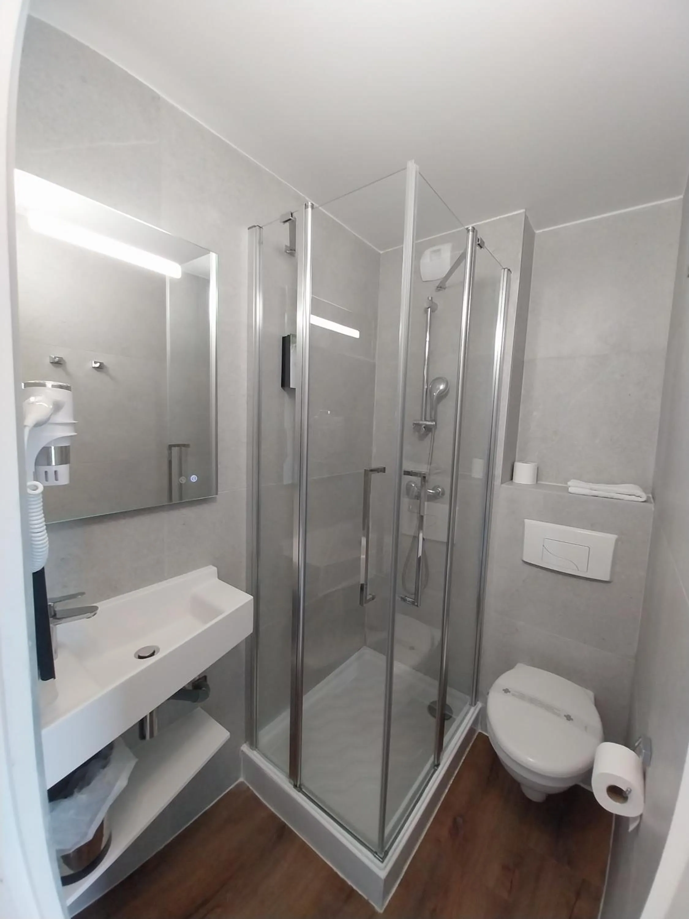 Shower in Kyriad Hôtel La Fleche