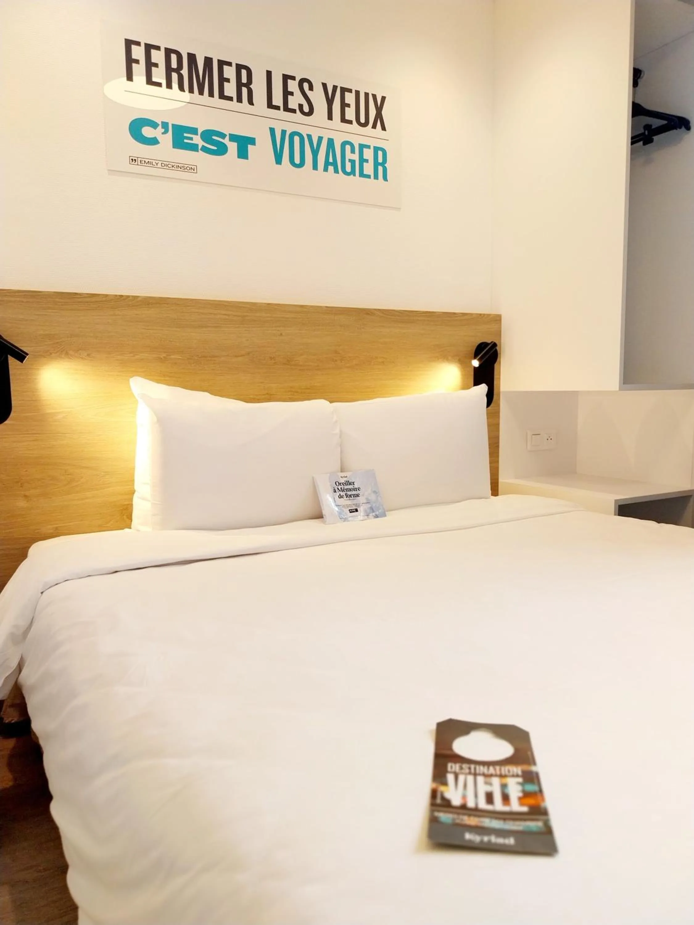 Bed in Kyriad Hôtel La Fleche