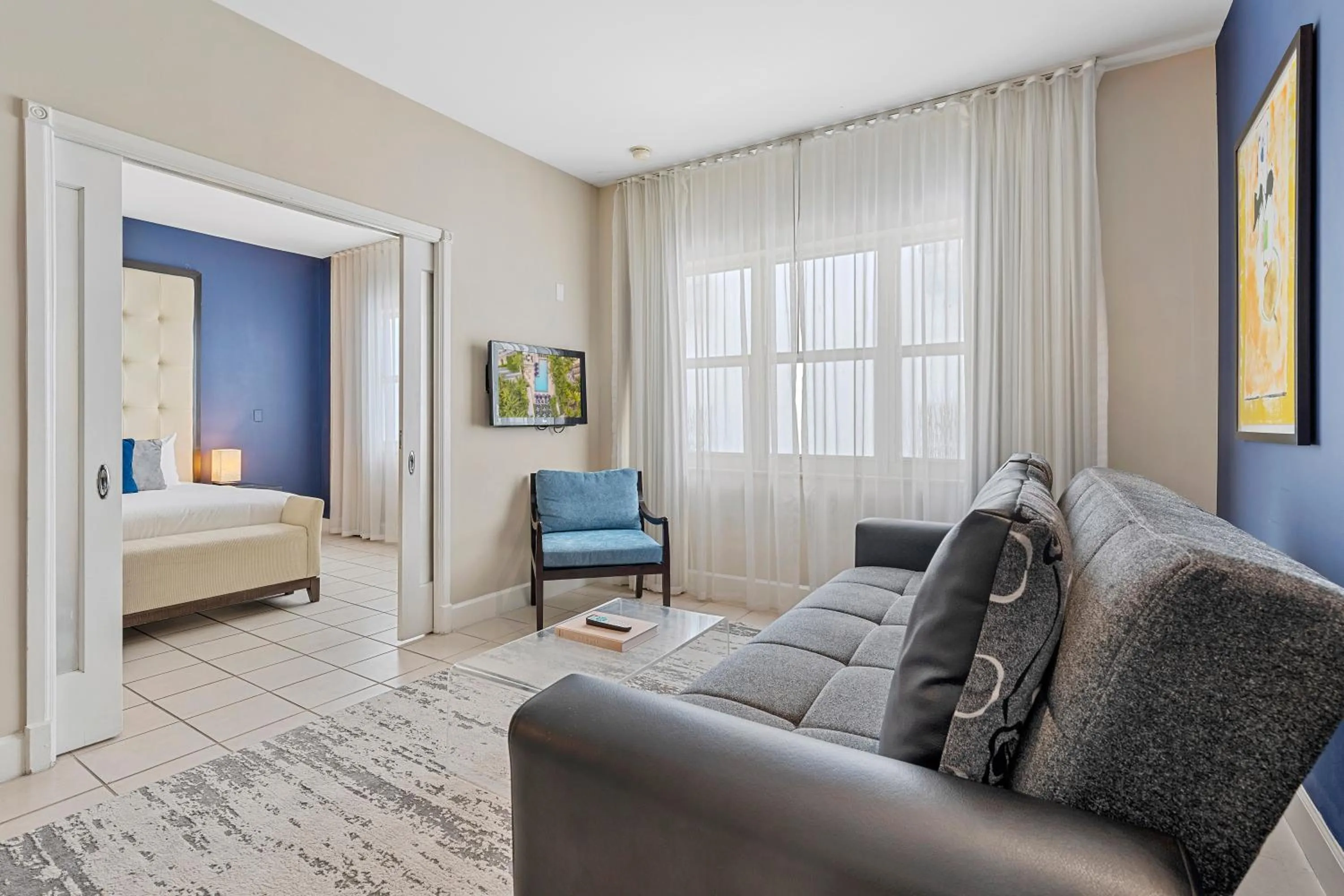 Living room, Bed in The Sagamore Hotel South Beach