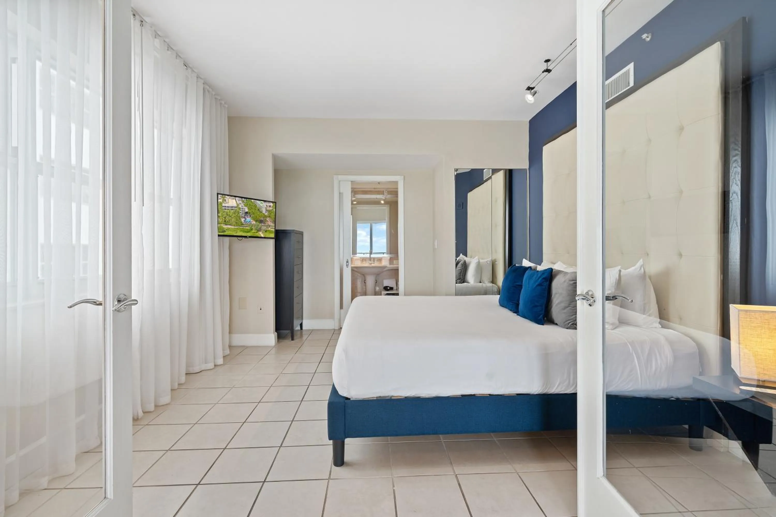 Bedroom, Bed in The Sagamore Hotel South Beach