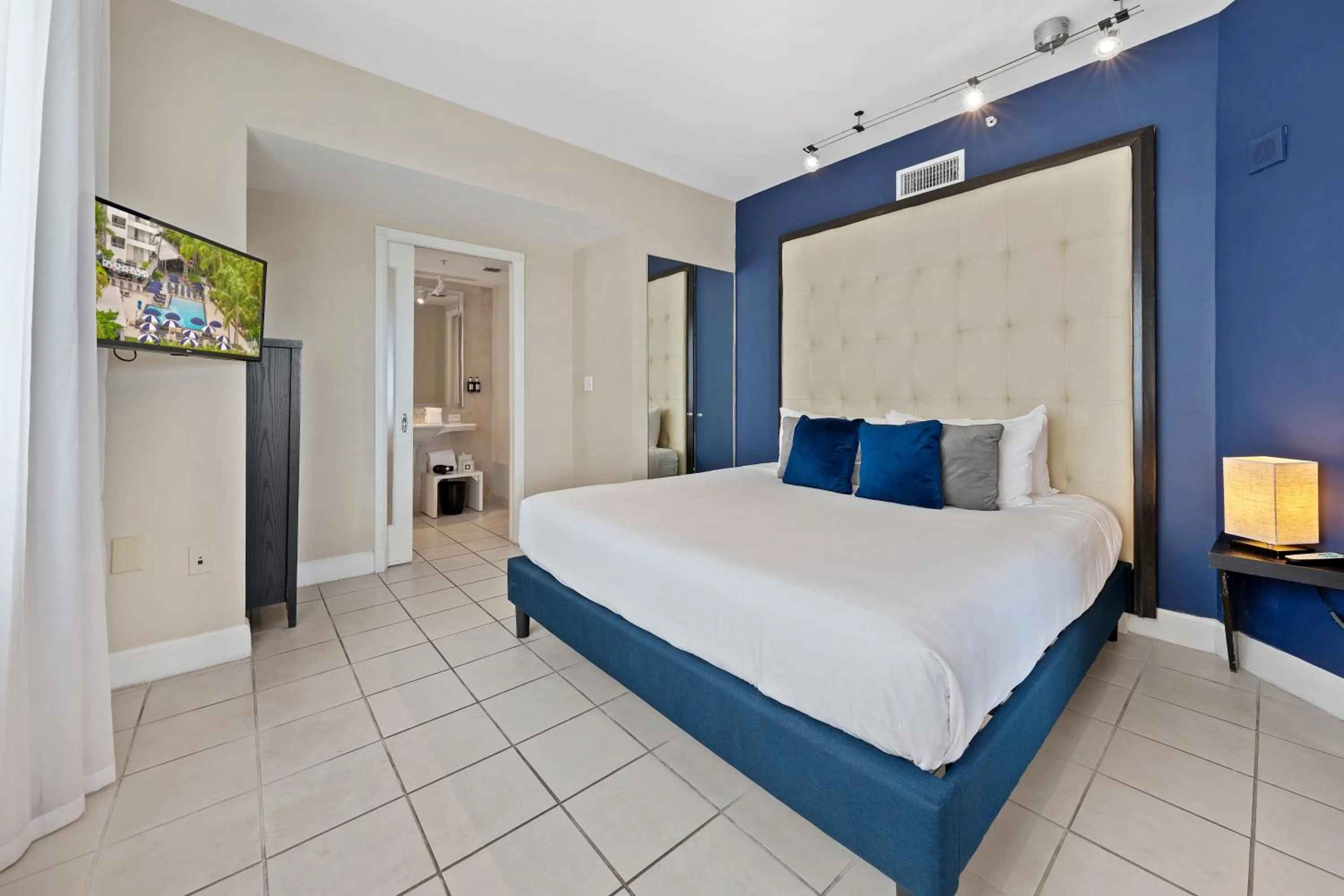 Bedroom, Bed in The Sagamore Hotel South Beach