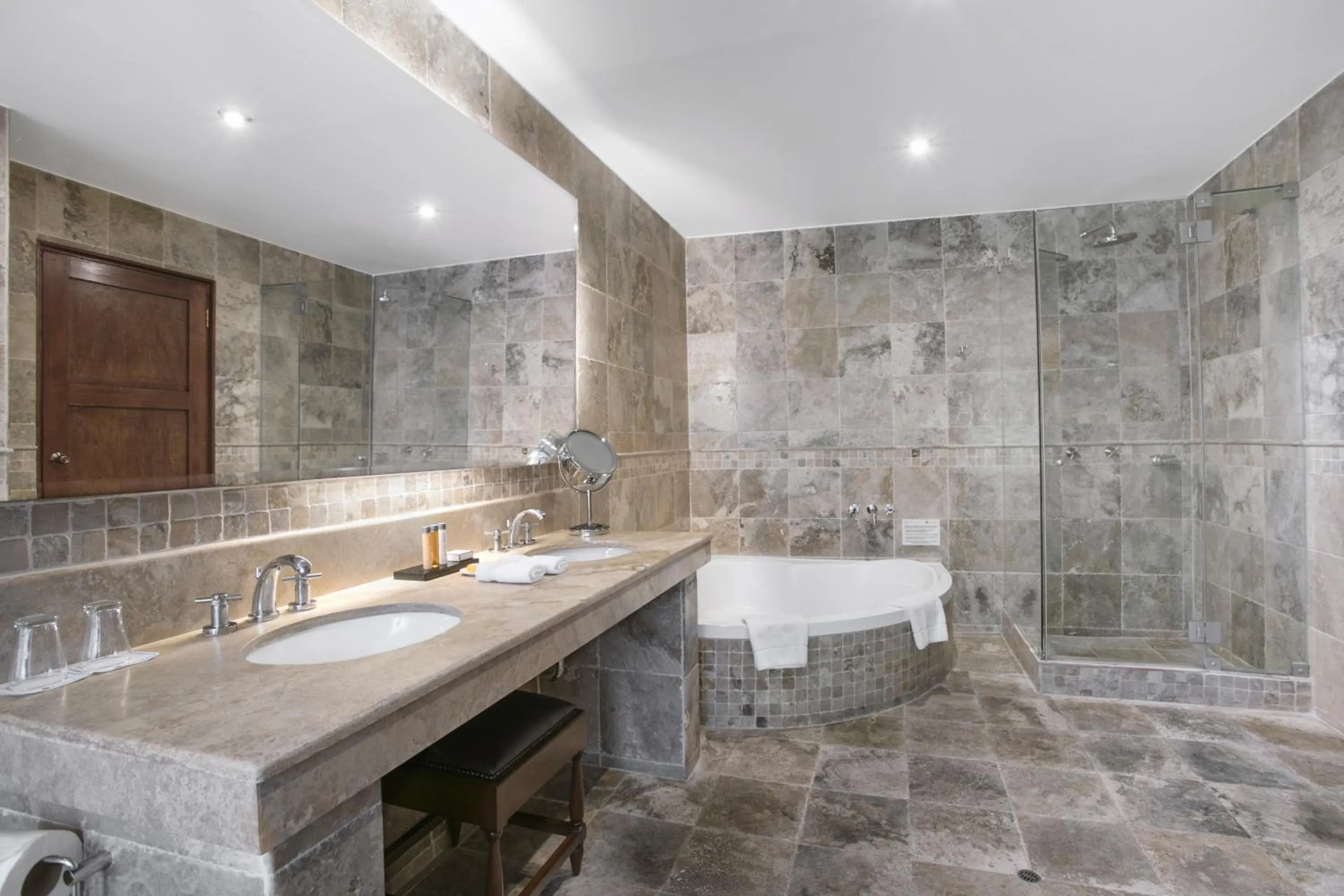 Shower in Wyndham Costa del Sol Cusco